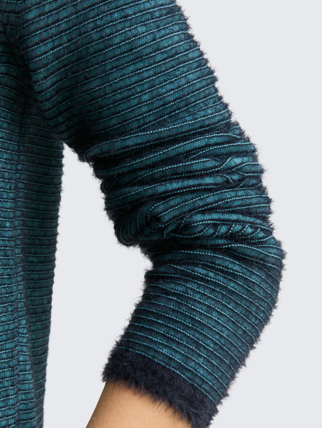 Strickpullover aus Federgarn - teal stripe with featheryarn - Detail-Model-Ansicht