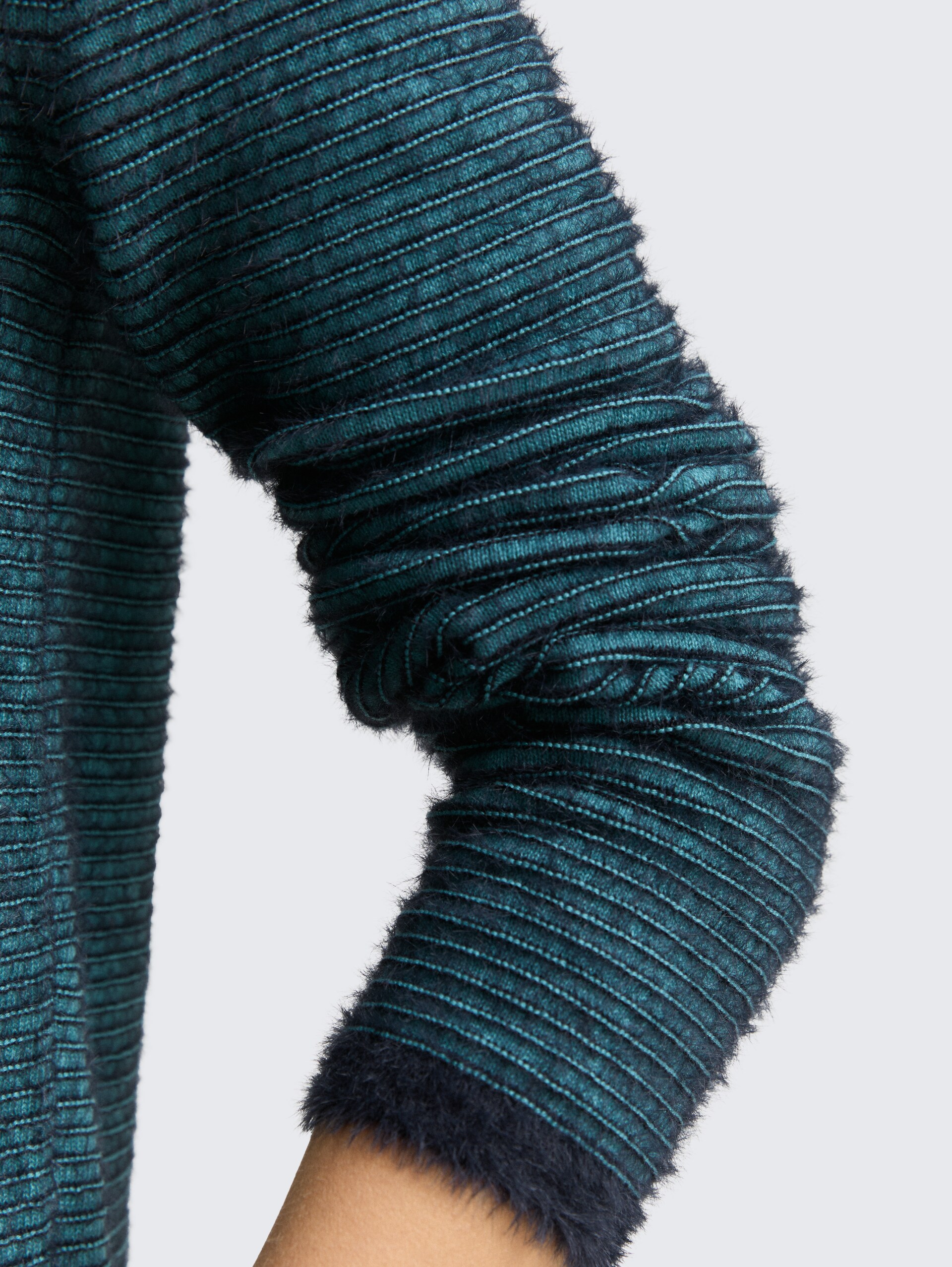 Strickpullover aus Federgarn - teal stripe with featheryarn - Detail-Model-Ansicht