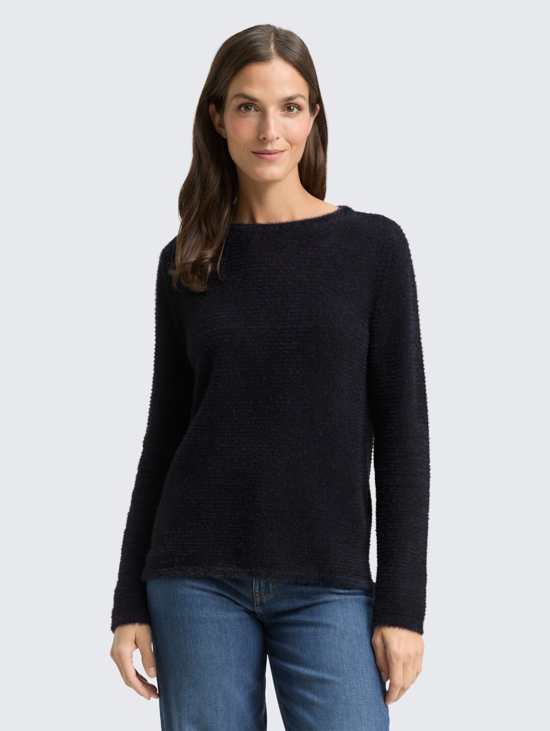 Strickpullover aus Federgarn - black stripe with featheryarn - Ausschnitt Model-Vorderansicht