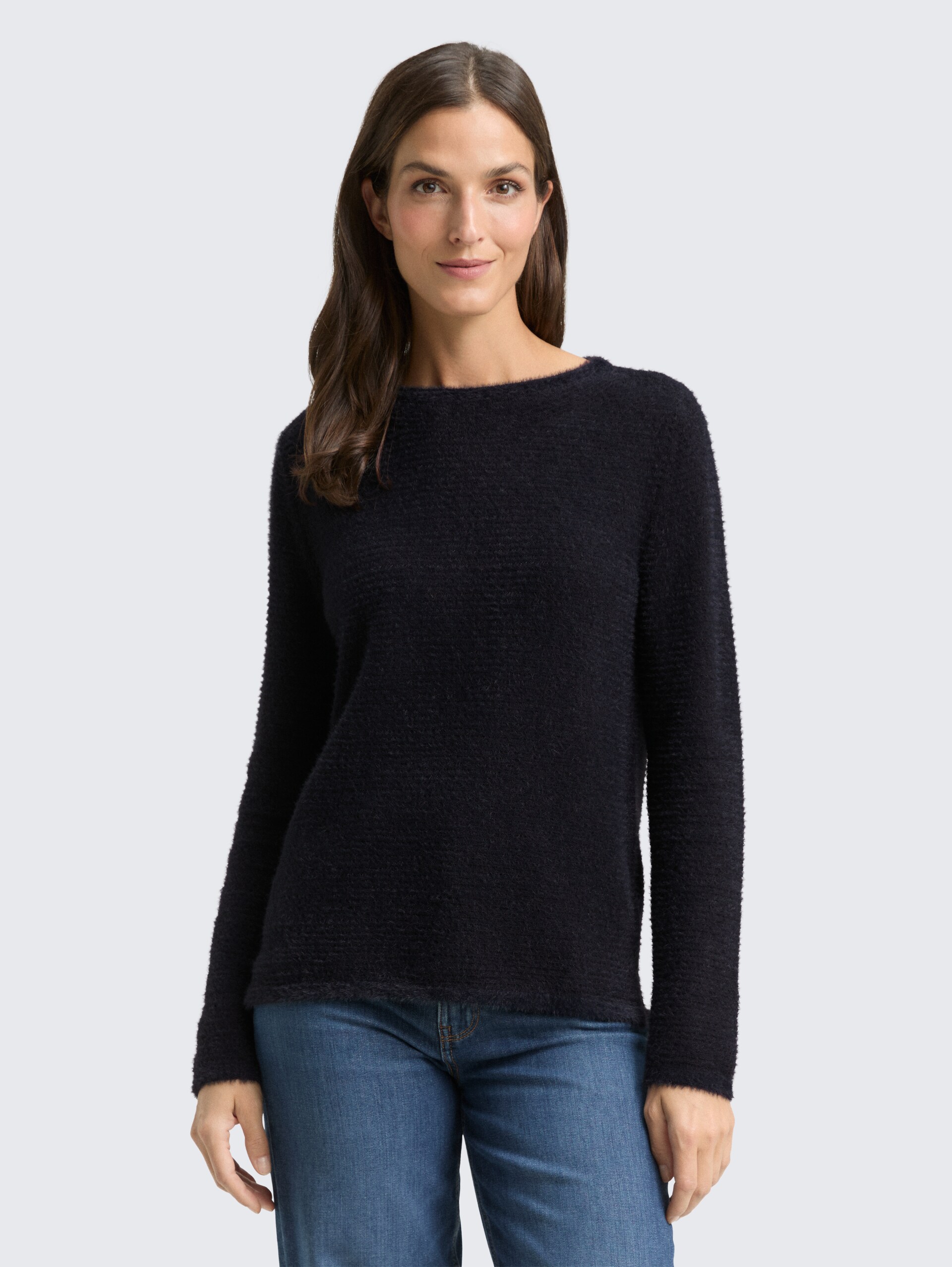 Strickpullover aus Federgarn - black stripe with featheryarn - Ausschnitt Model-Vorderansicht