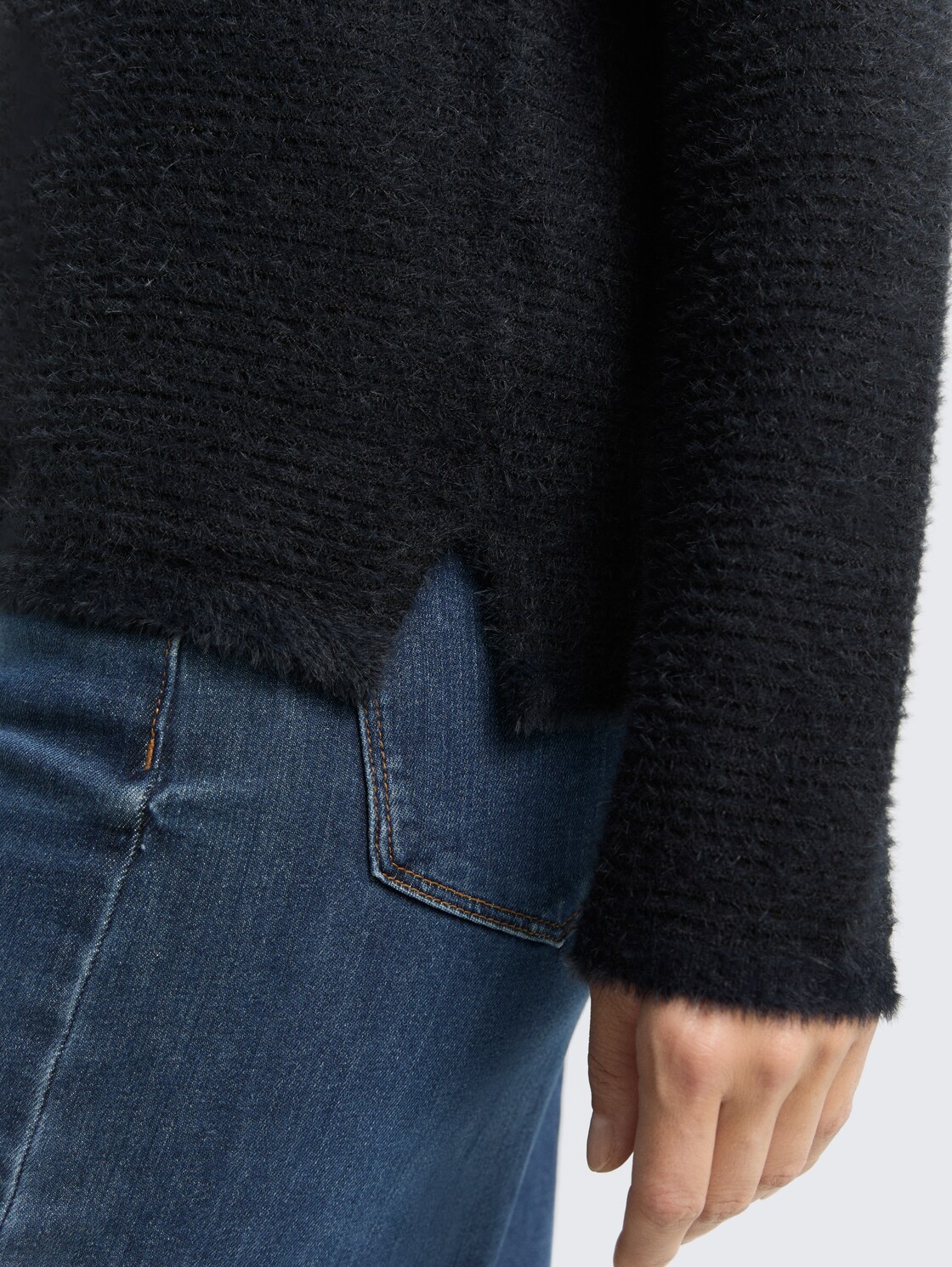 Strickpullover aus Federgarn - black stripe with featheryarn - Detail-Model-Ansicht