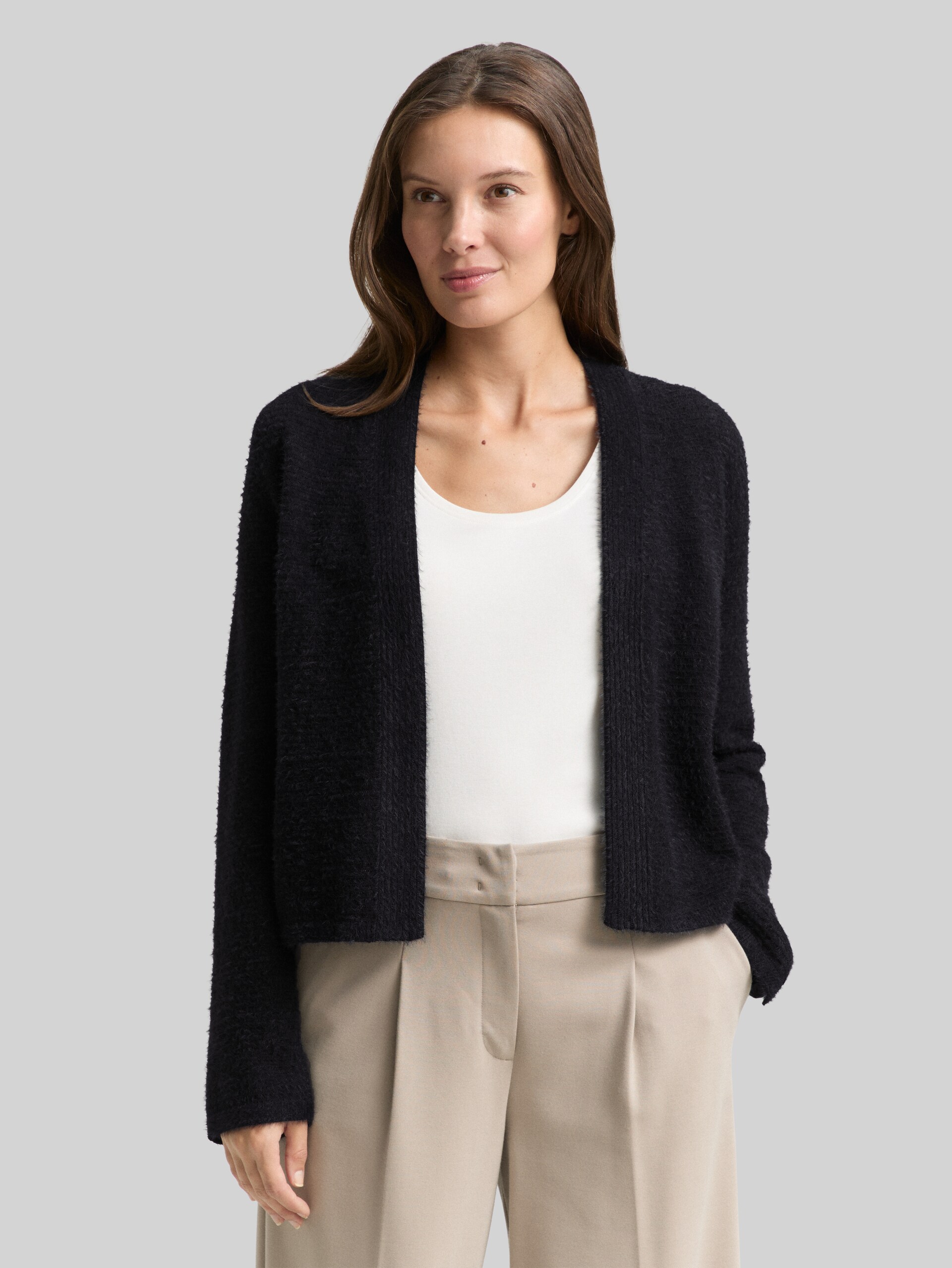 Cardigan aus Federgarn - black stripe with featheryarn - Ausschnitt Model-Vorderansicht