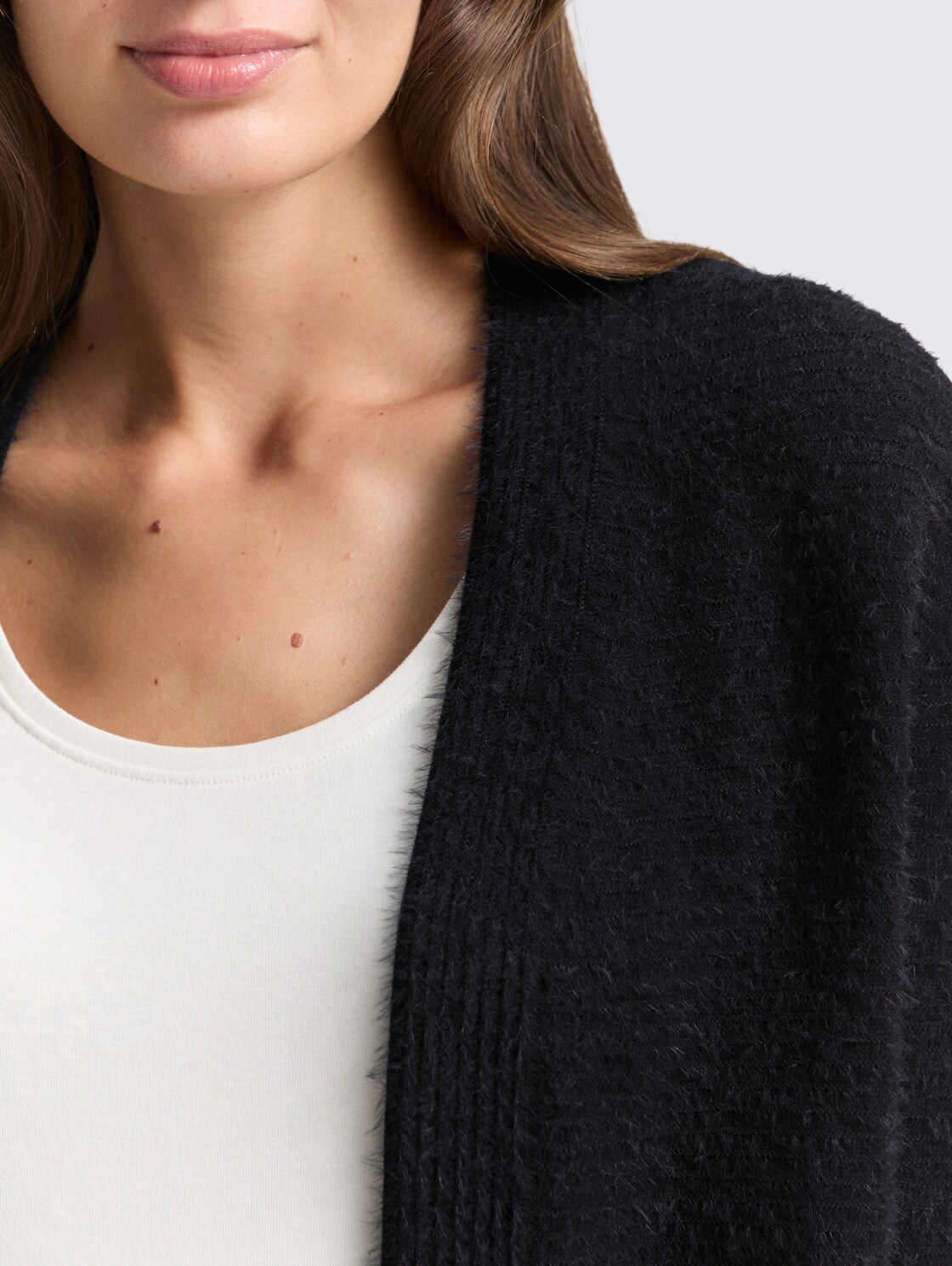 Cardigan aus Federgarn - black stripe with featheryarn - Detail-Model-Ansicht