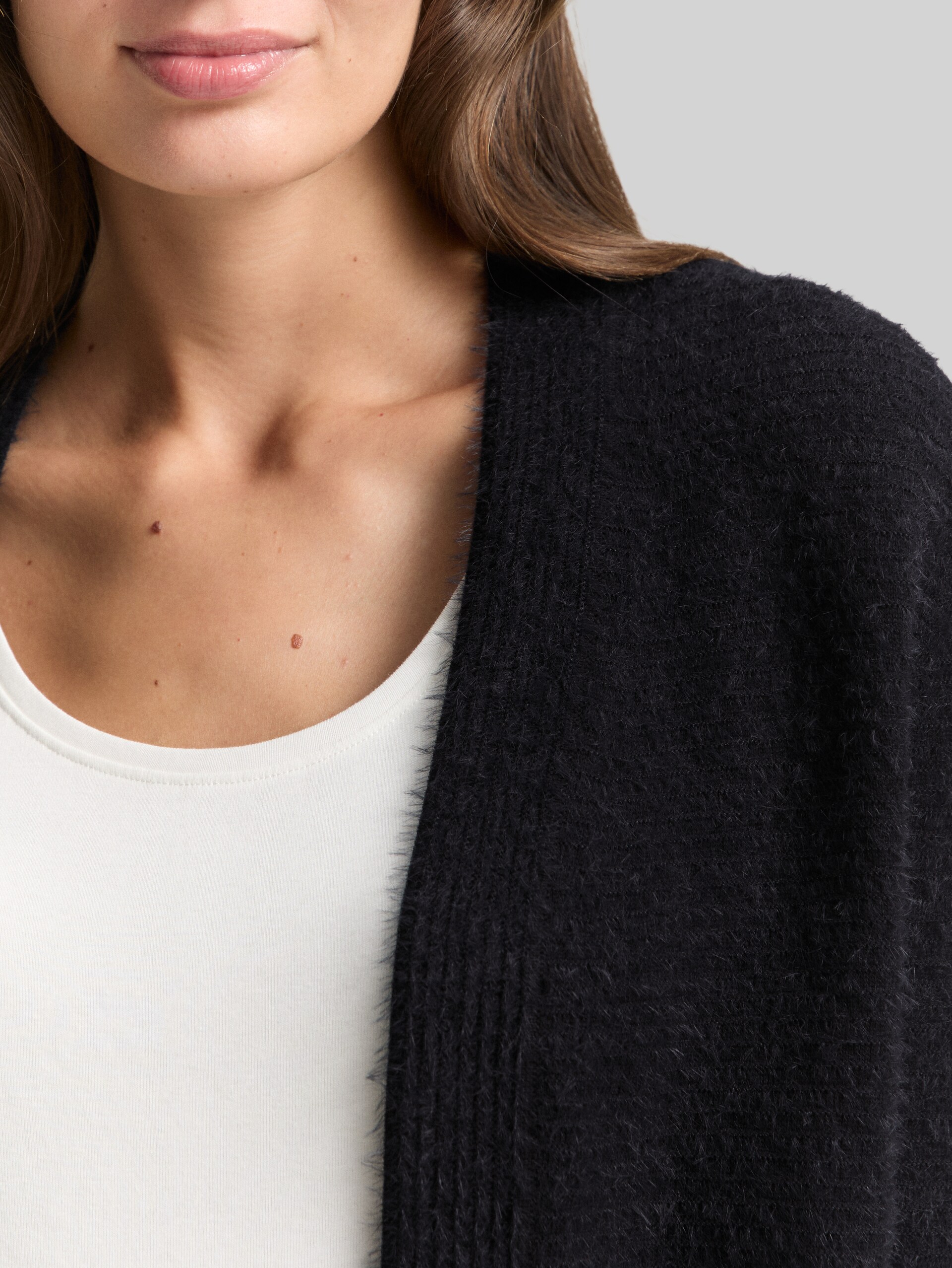 Cardigan aus Federgarn - black stripe with featheryarn - Detail-Model-Ansicht
