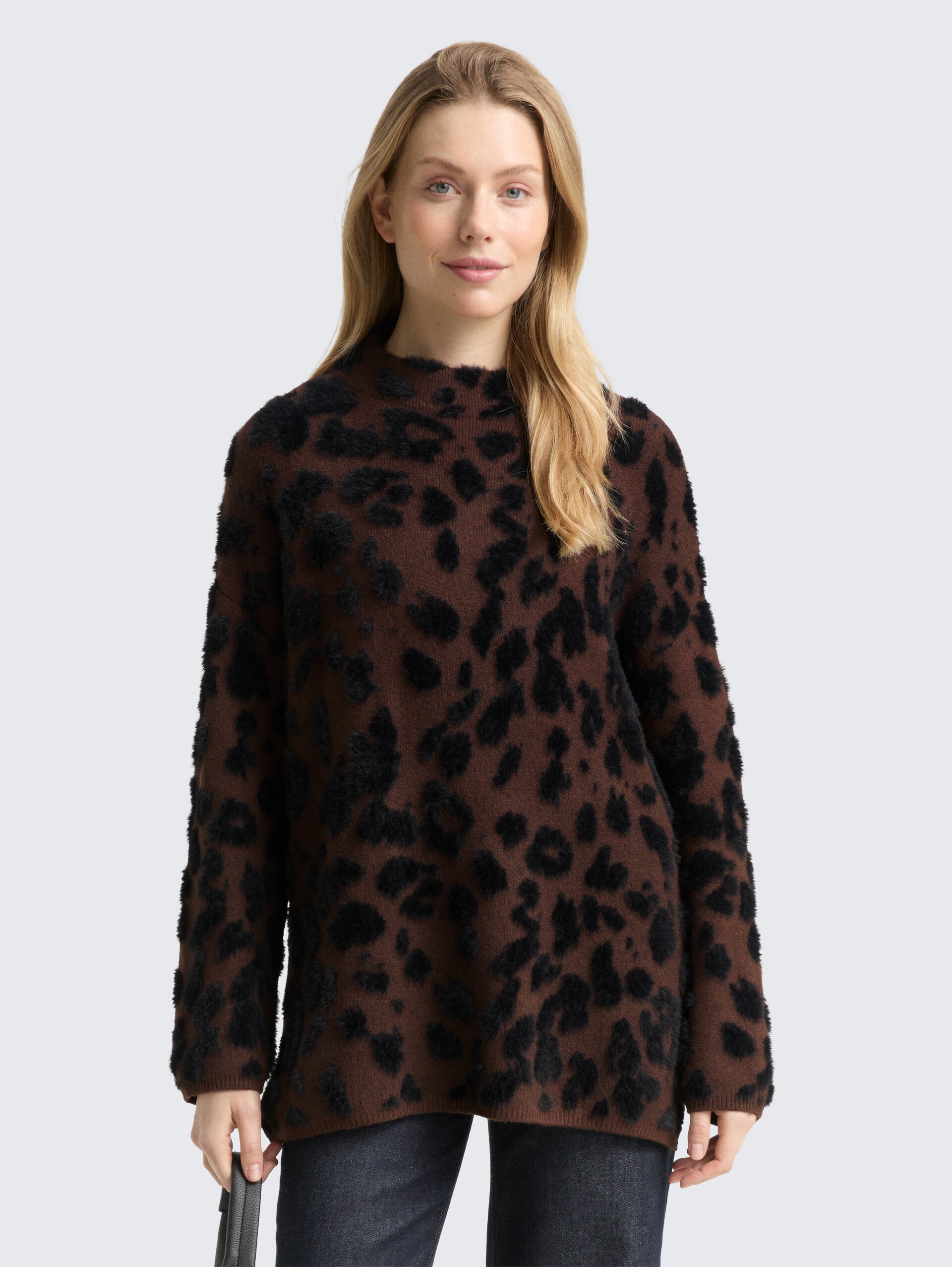 Oversize Strickpullover mit Leo-Muster - big brown leo design - Ausschnitt Model-Vorderansicht