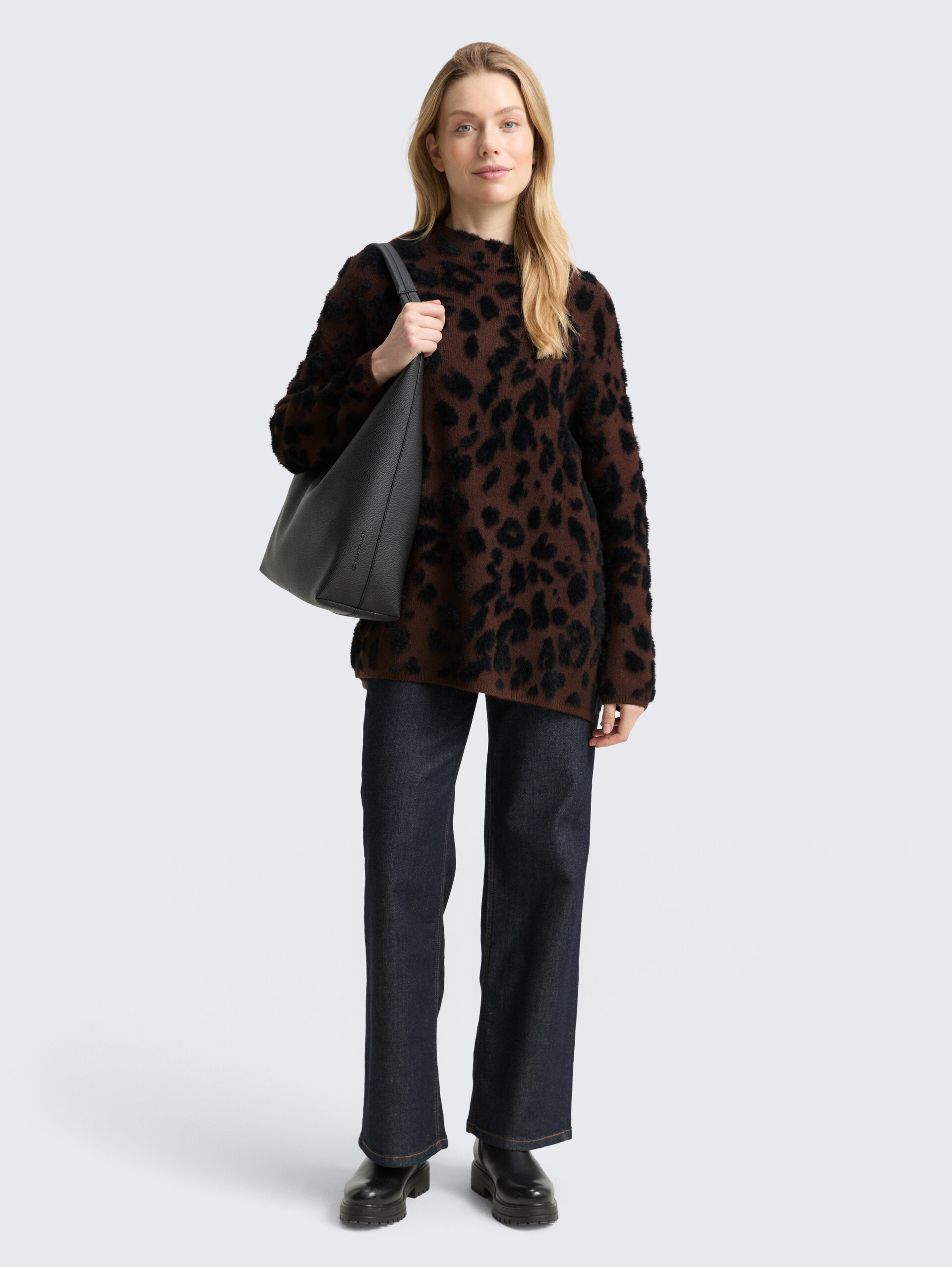 Oversize Strickpullover mit Leo-Muster - big brown leo design - Model-Vorderansicht
