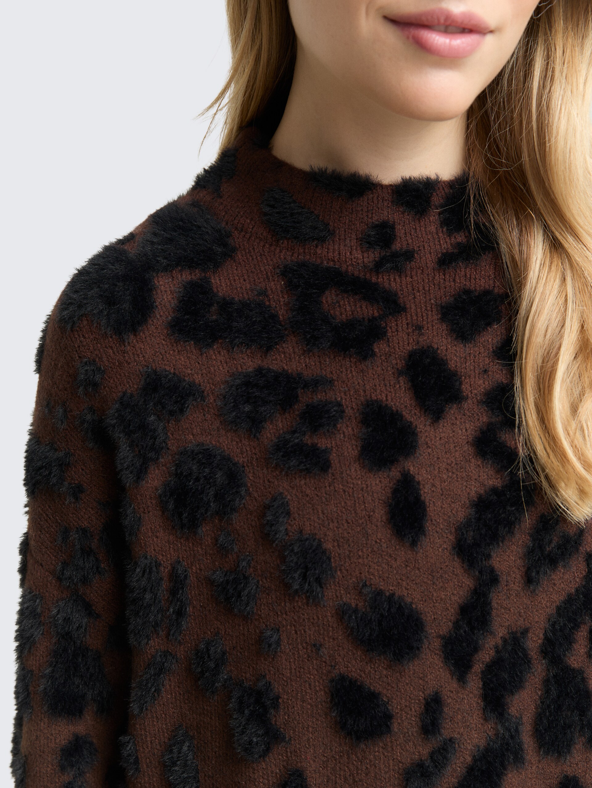 Oversize Strickpullover mit Leo-Muster - big brown leo design - Detail-Model-Ansicht
