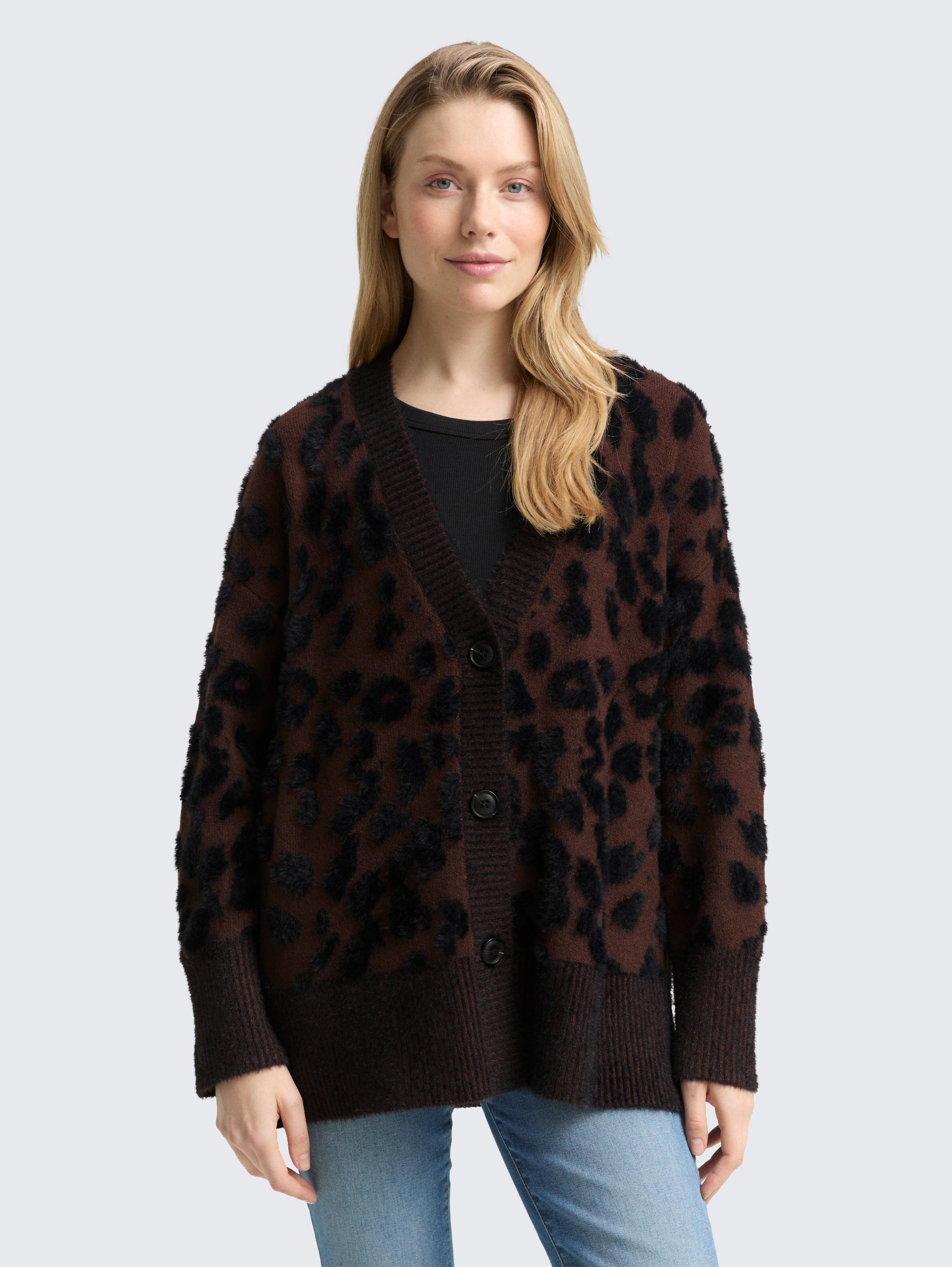Oversize Cardigan mit Leo-Muster von Women, big brown leo design