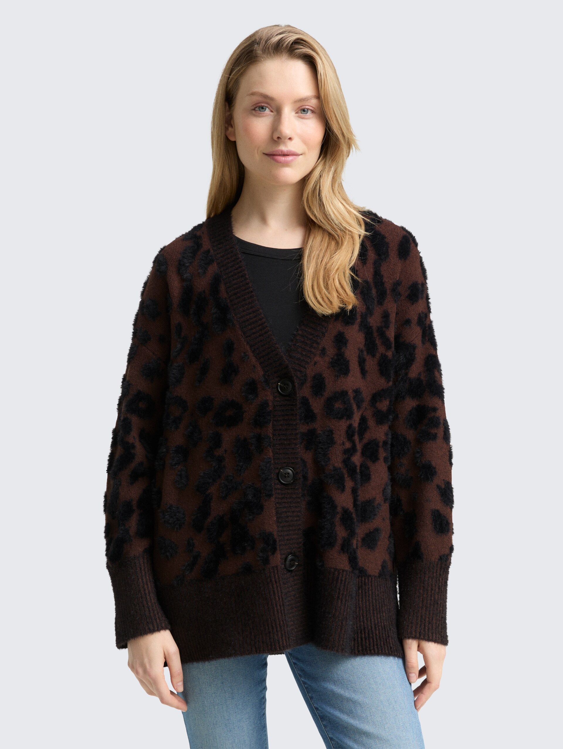 Oversize Cardigan mit Leo-Muster - big brown leo design - Ausschnitt Model-Vorderansicht