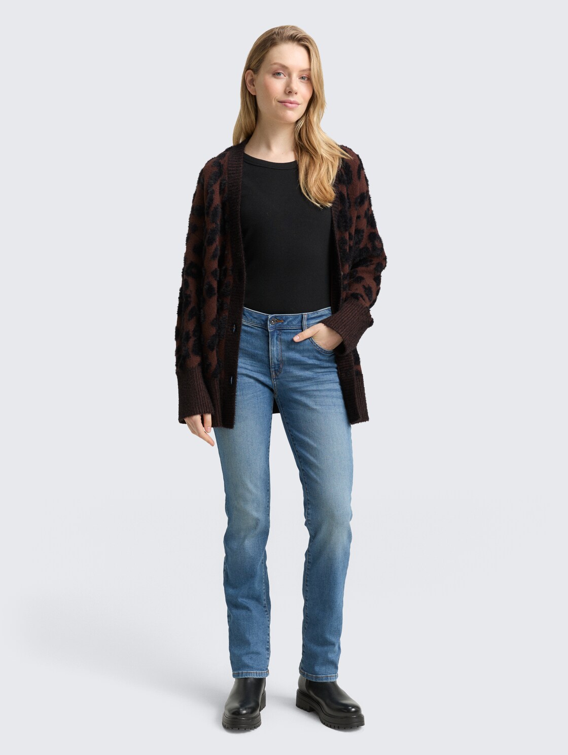 Oversize Cardigan mit Leo-Muster - big brown leo design - Model-Vorderansicht