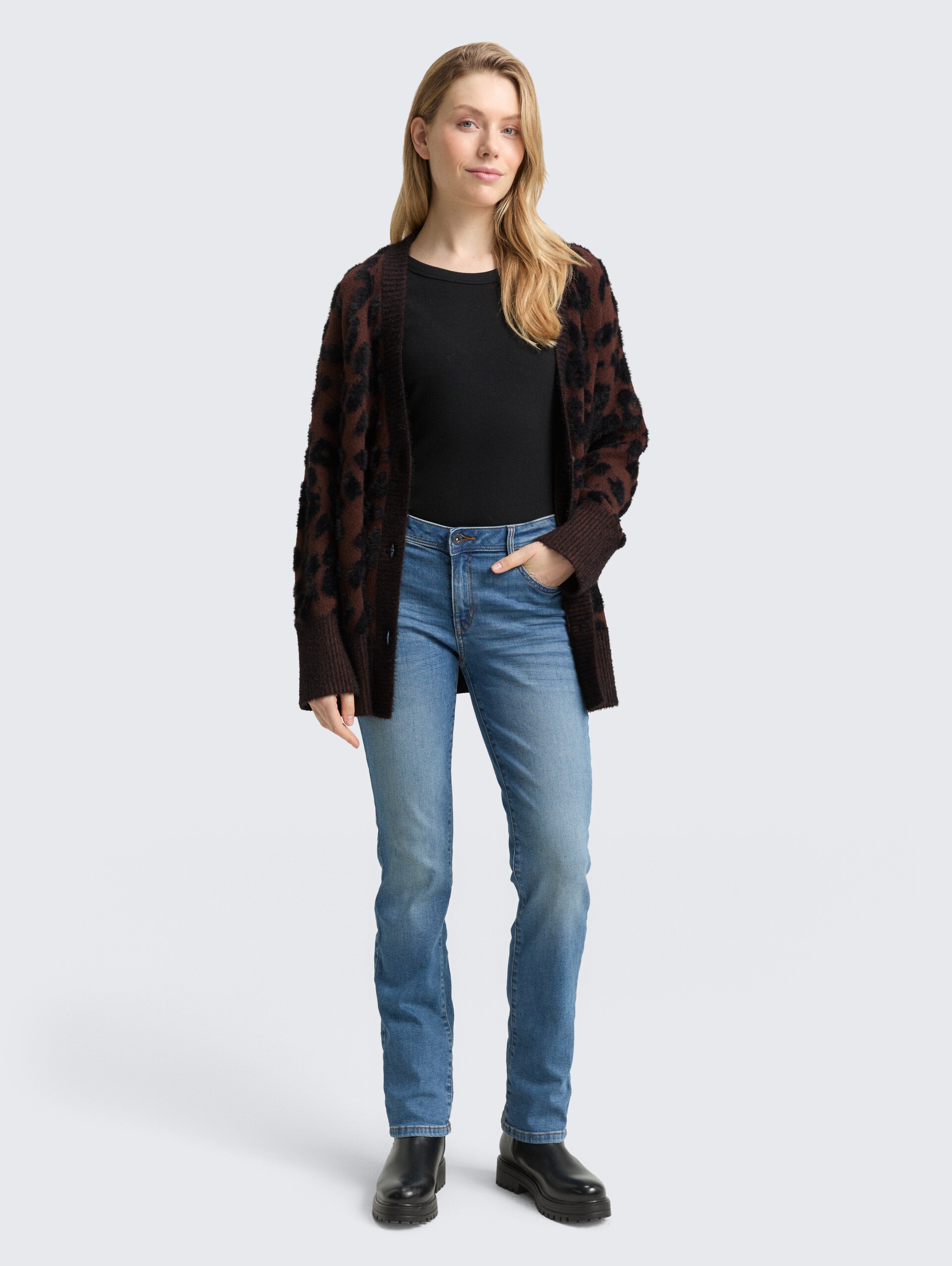 Oversize Cardigan mit Leo-Muster - big brown leo design - Model-Vorderansicht