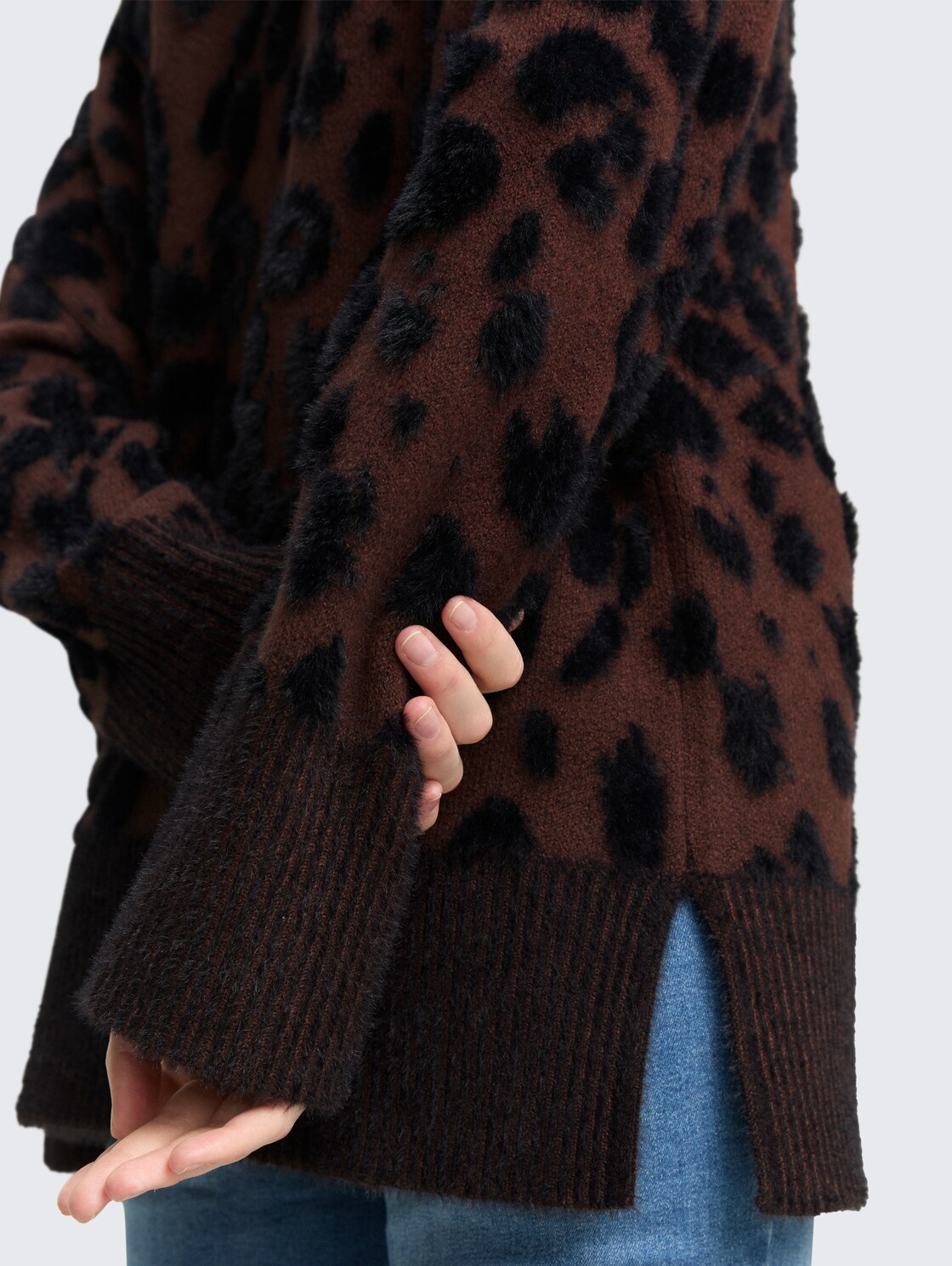 Oversize Cardigan mit Leo-Muster - big brown leo design - Detail-Model-Ansicht