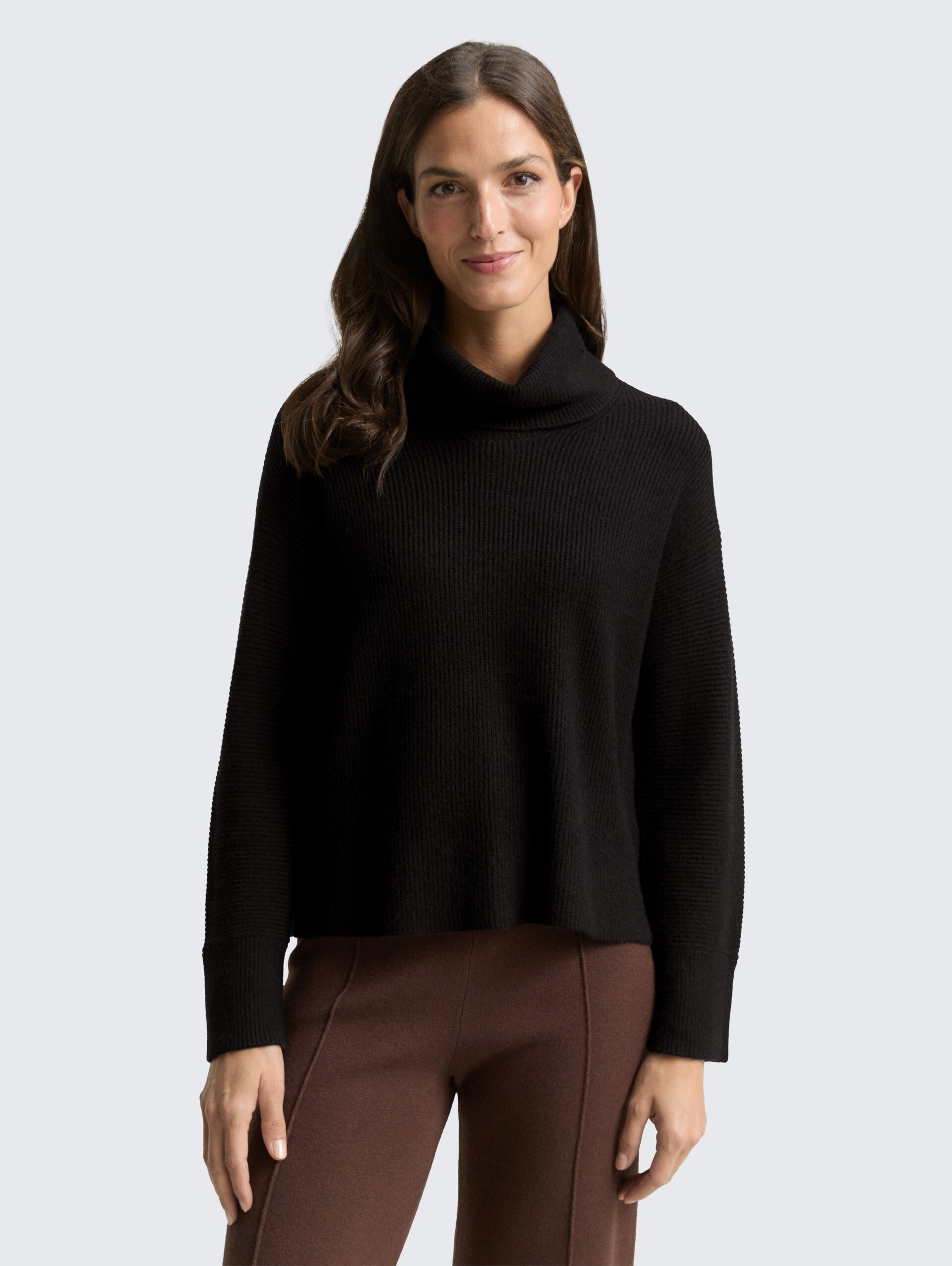 Oversize Rollkragenpullover - deep black - Ausschnitt Model-Vorderansicht