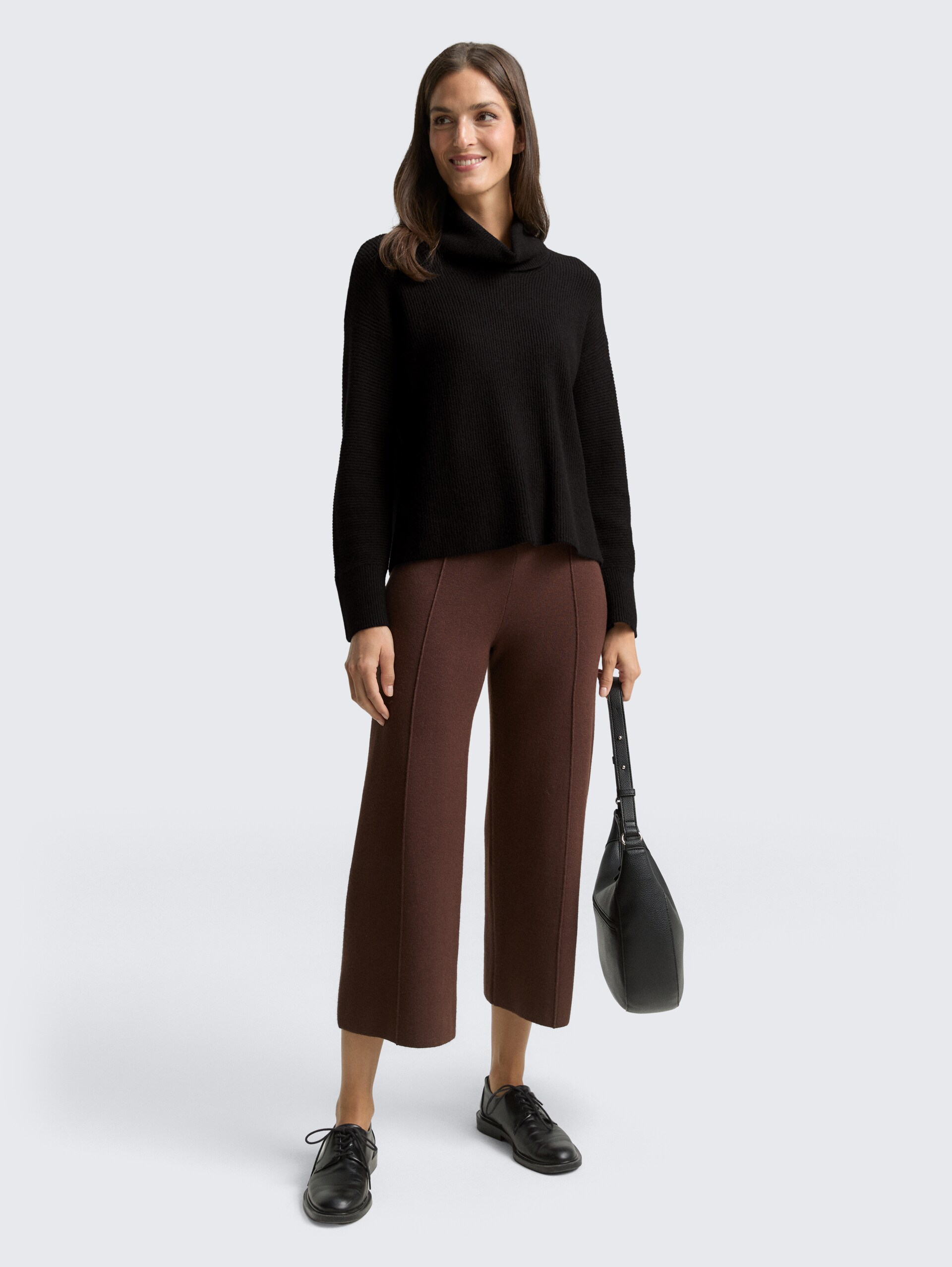 Oversize Rollkragenpullover - deep black - Model-Vorderansicht