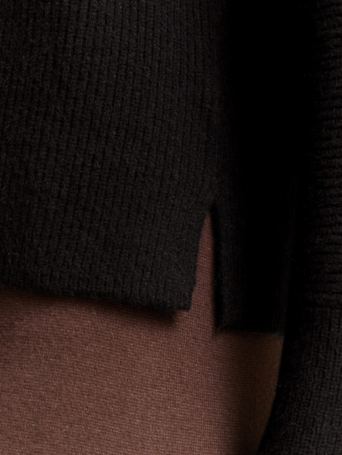 Oversize Rollkragenpullover - deep black - Detail-Model-Ansicht