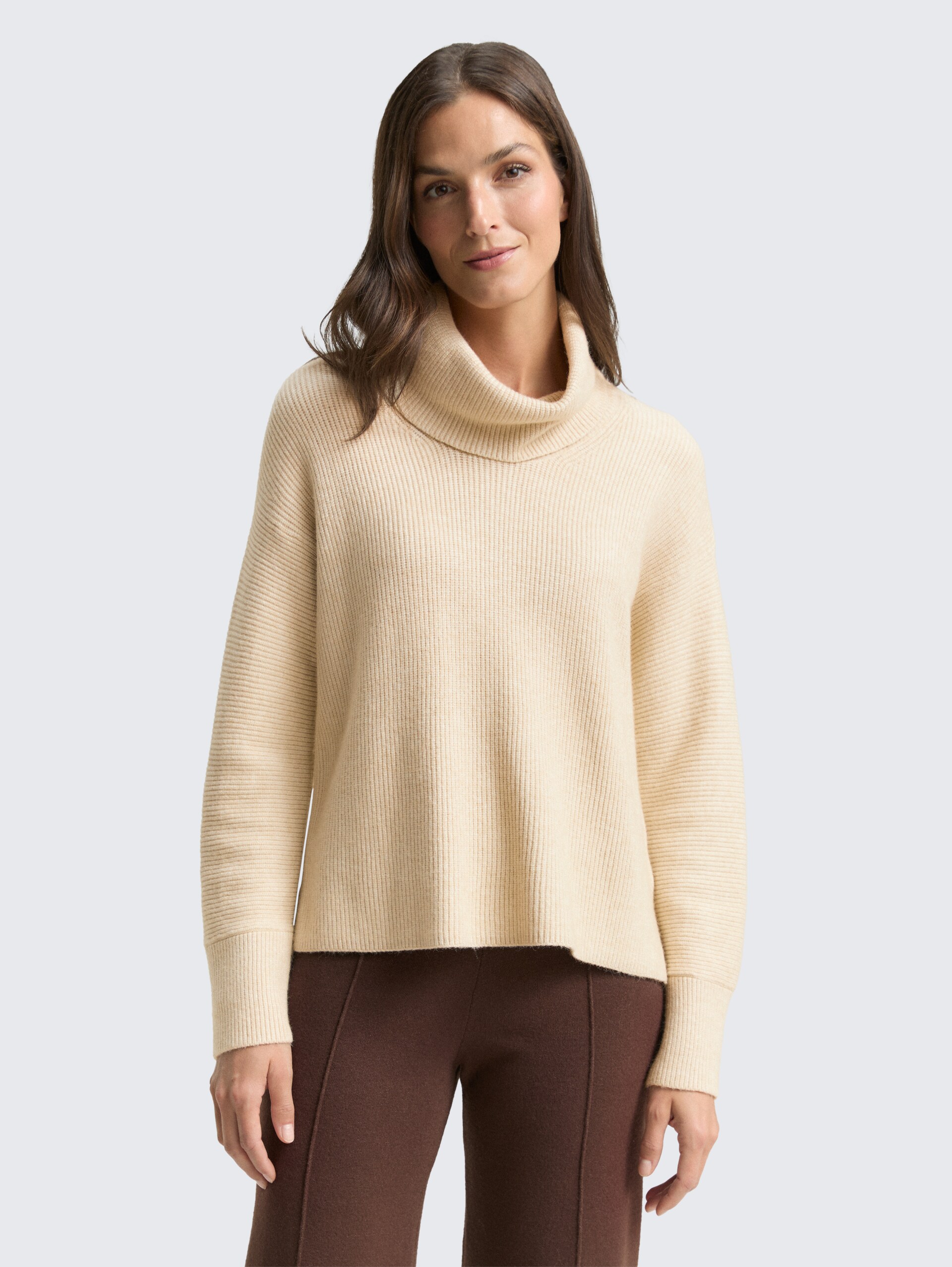 Oversize Rollkragenpullover - sand stone beige melange - Ausschnitt Model-Vorderansicht