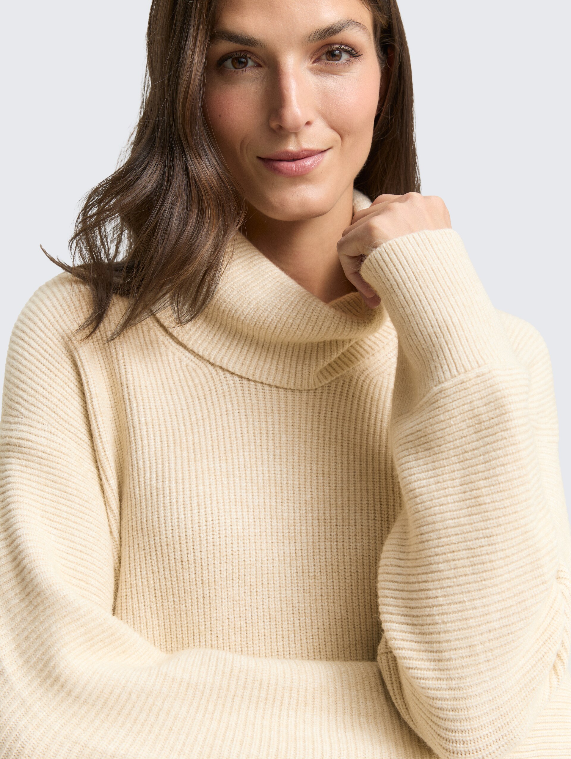 Oversize Rollkragenpullover - sand stone beige melange - Detail-Model-Ansicht
