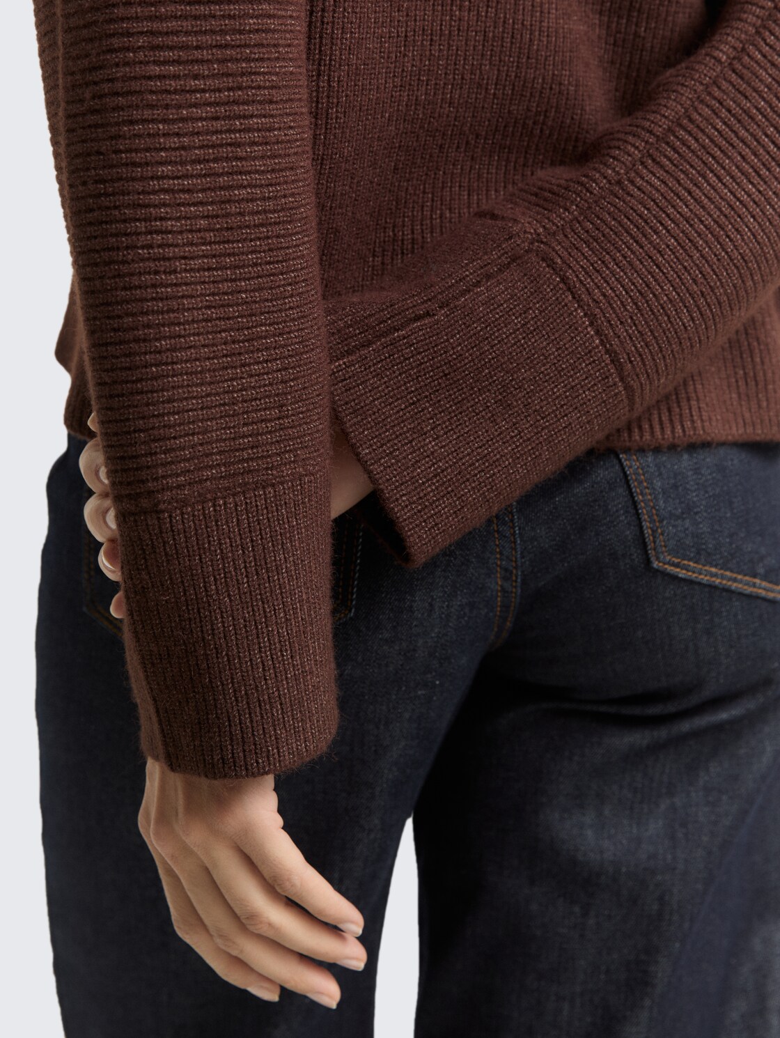 Oversize Rollkragenpullover - dark pecan brown melange - Detail-Model-Ansicht