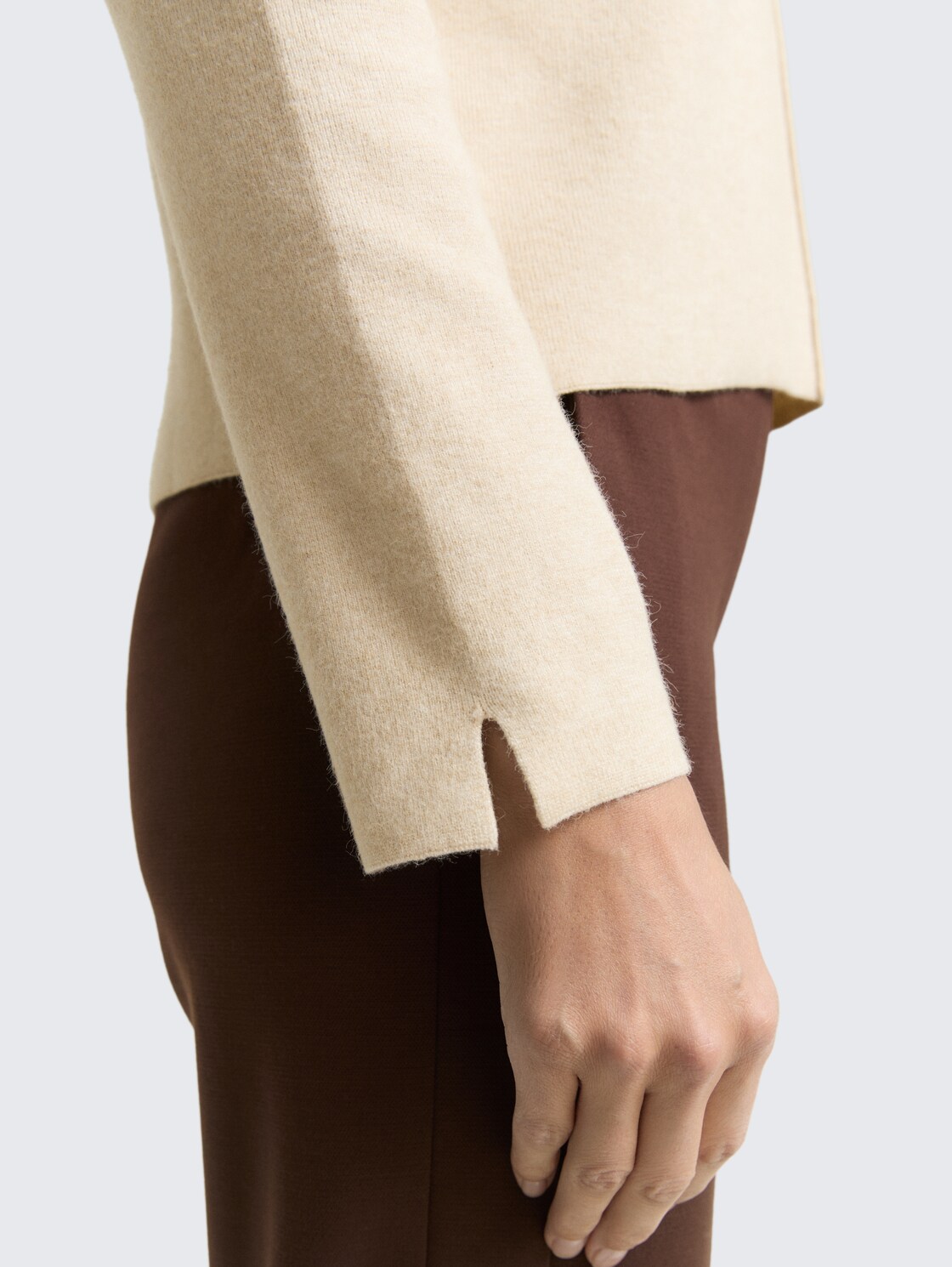 Cropped Strickpullover mit Stehkragen - sand stone beige melange - Detail-Model-Ansicht