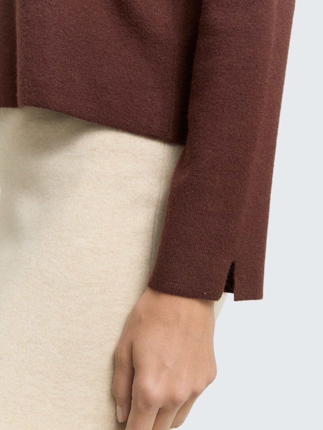 Cropped Strickpullover mit Stehkragen - dark pecan brown melange - Detail-Model-Ansicht