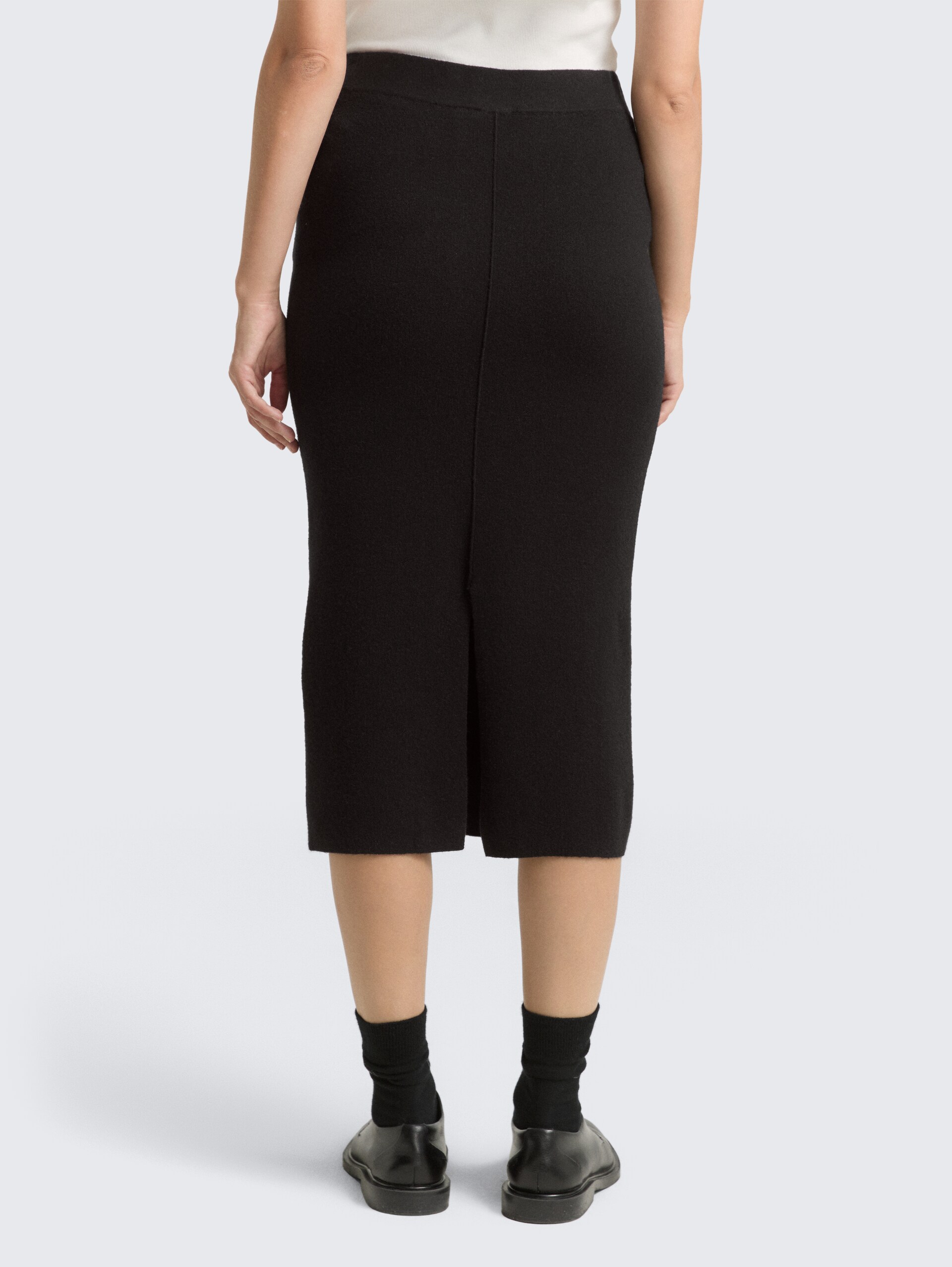 Midi-Rock mit Schlitz - deep black - Auschnitt Model-Rückansicht