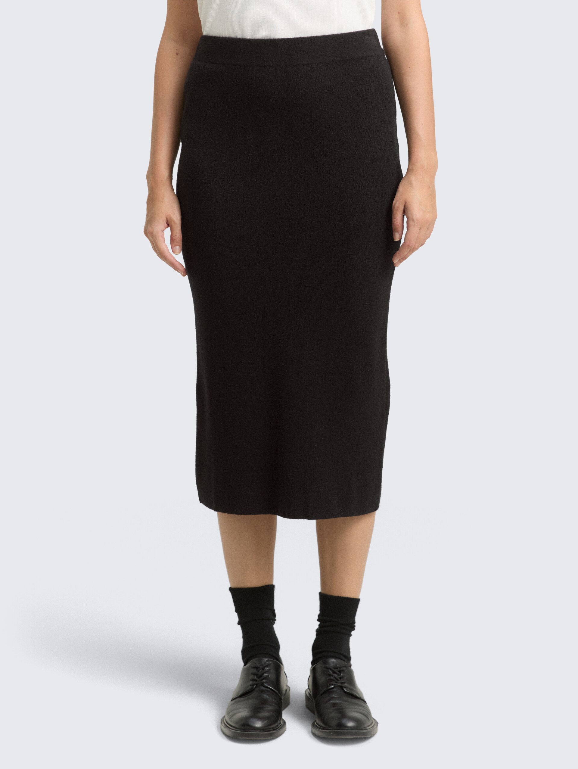 Midi-Rock mit Schlitz - deep black - Ausschnitt Model-Vorderansicht