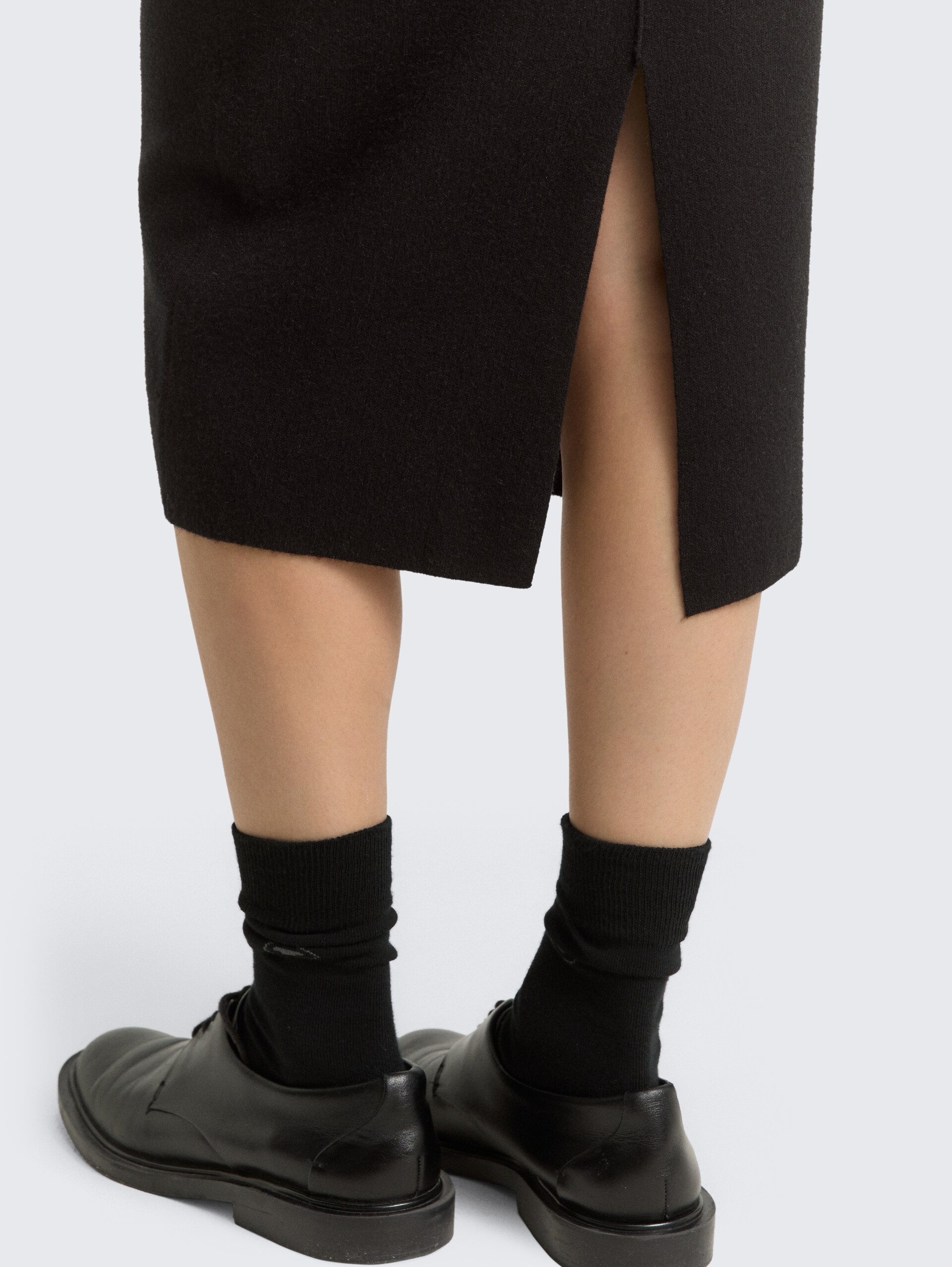 Midi-Rock mit Schlitz - deep black - Detail-Model-Ansicht