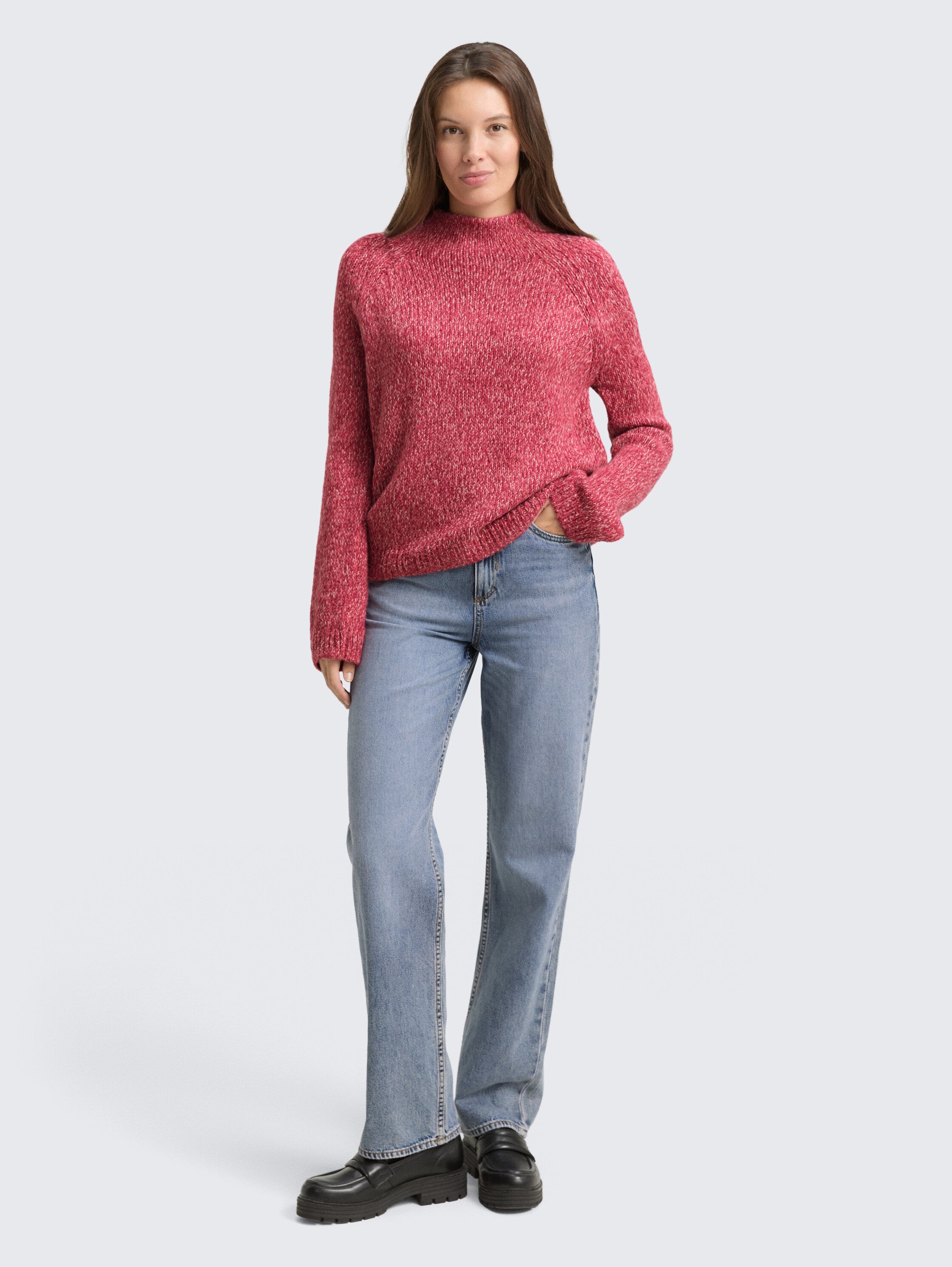 Losvallende gebreide trui met wol - pink berry mouline - Model vooraanzicht