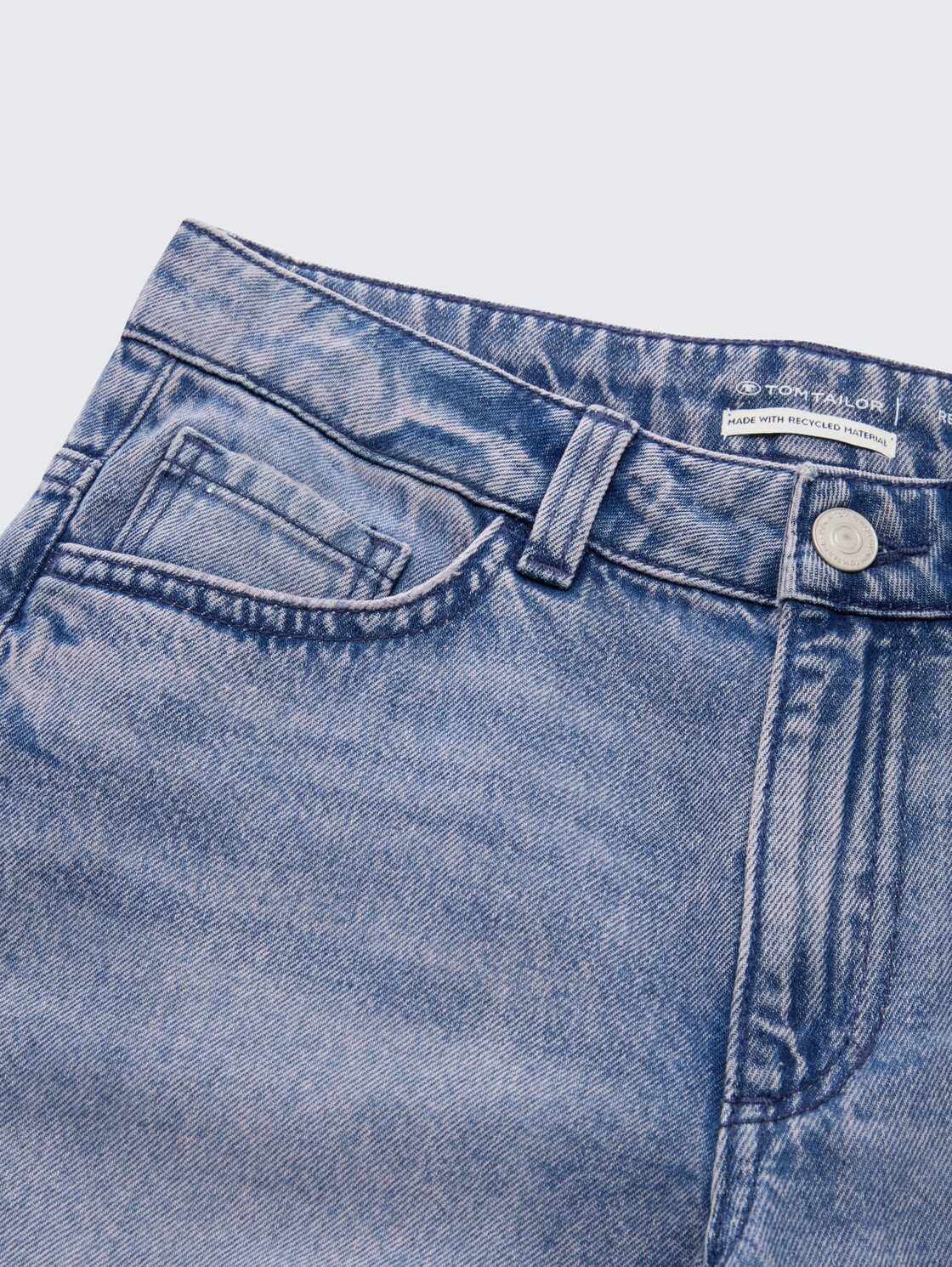 Relaxed Fit Jeans - Tinted Blue Denim - Detail-Model-Ansicht