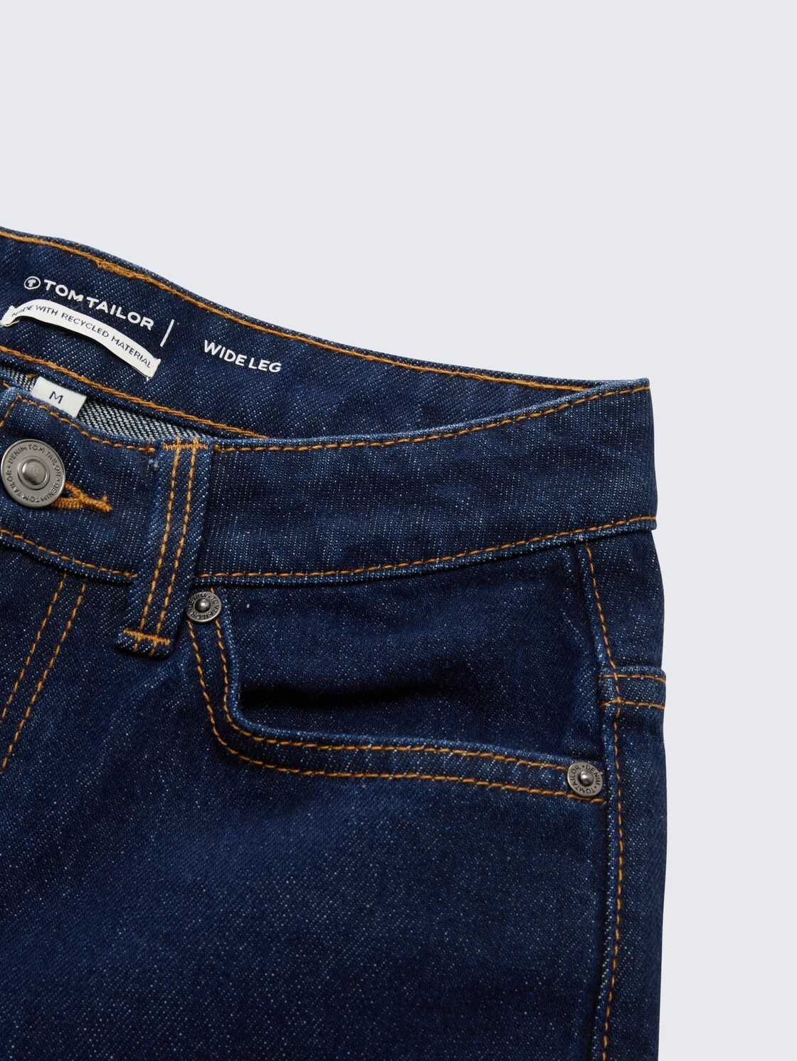 Wide Leg Jeans mit Turn-Up und Stretch - Rinsed Blue Denim - Detail-Model-Ansicht