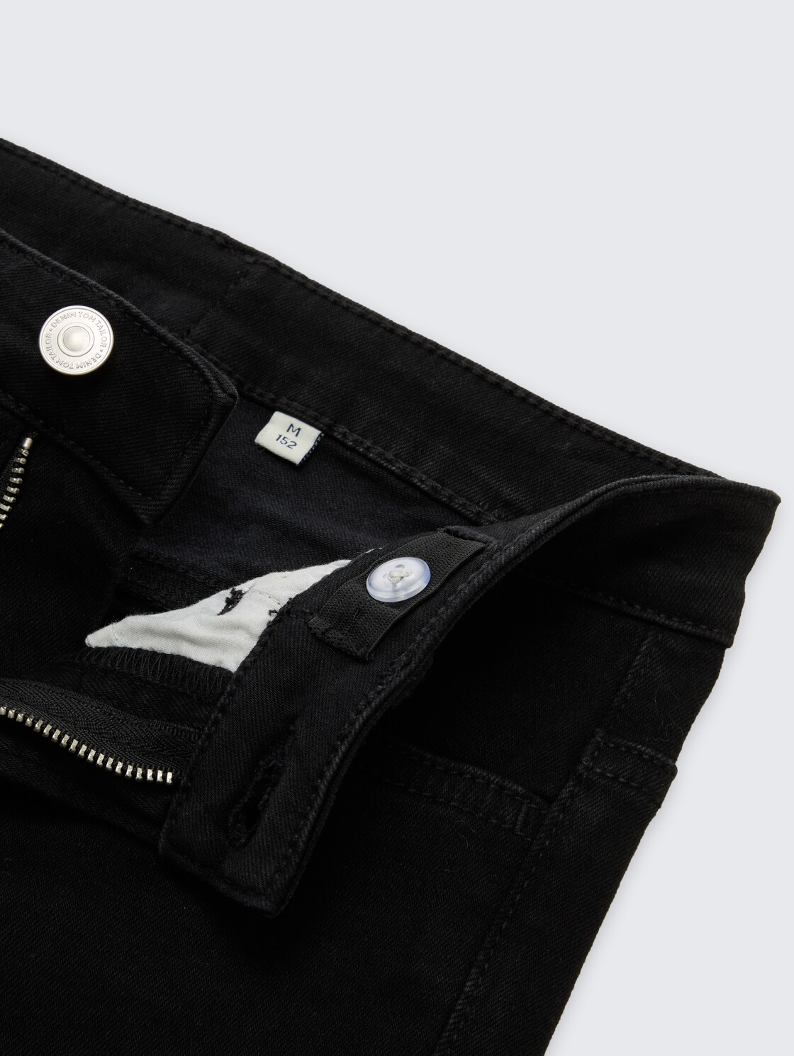 Flared Jeans mit Stretch - black black denim - Detail-Model-Ansicht