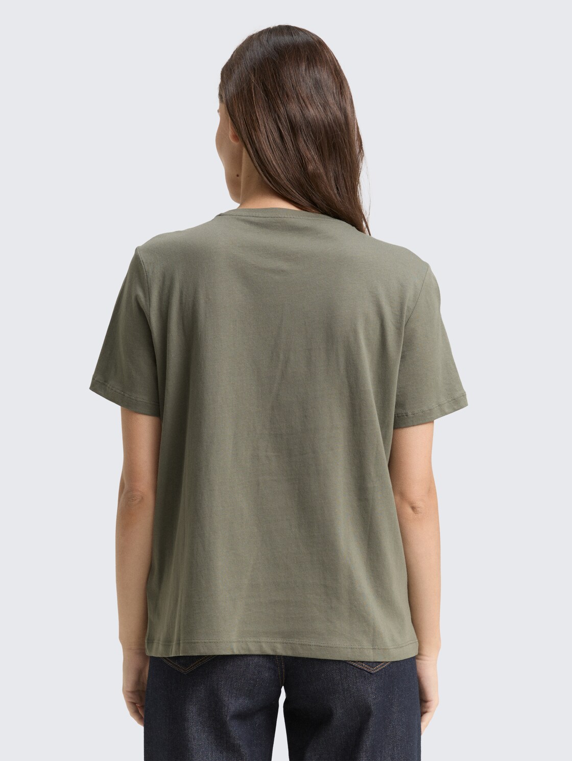 T-Shirt mit Print - cloudy green - Auschnitt Model-Rückansicht