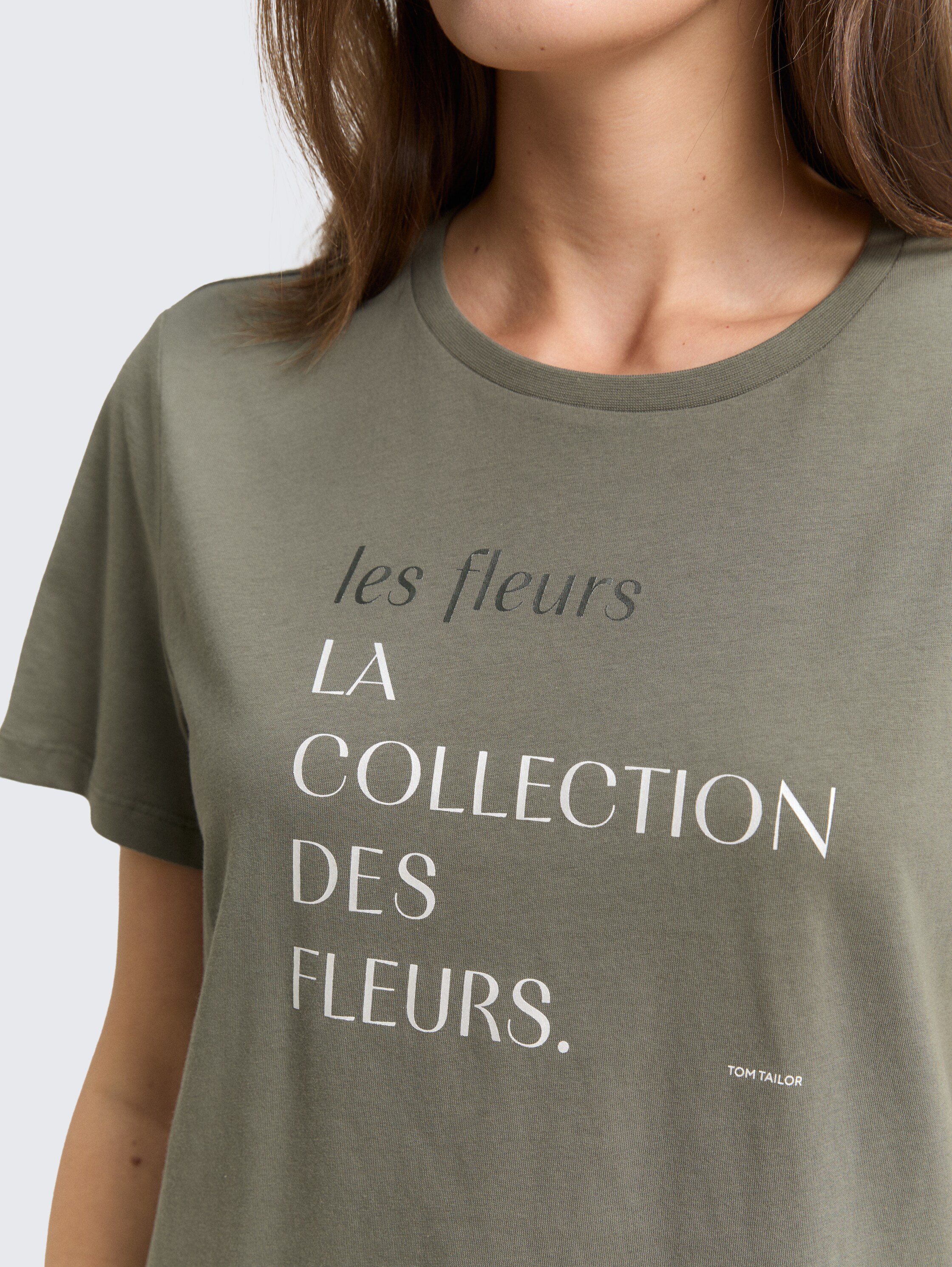 T-shirt met print - cloudy green - Detailaanzicht model