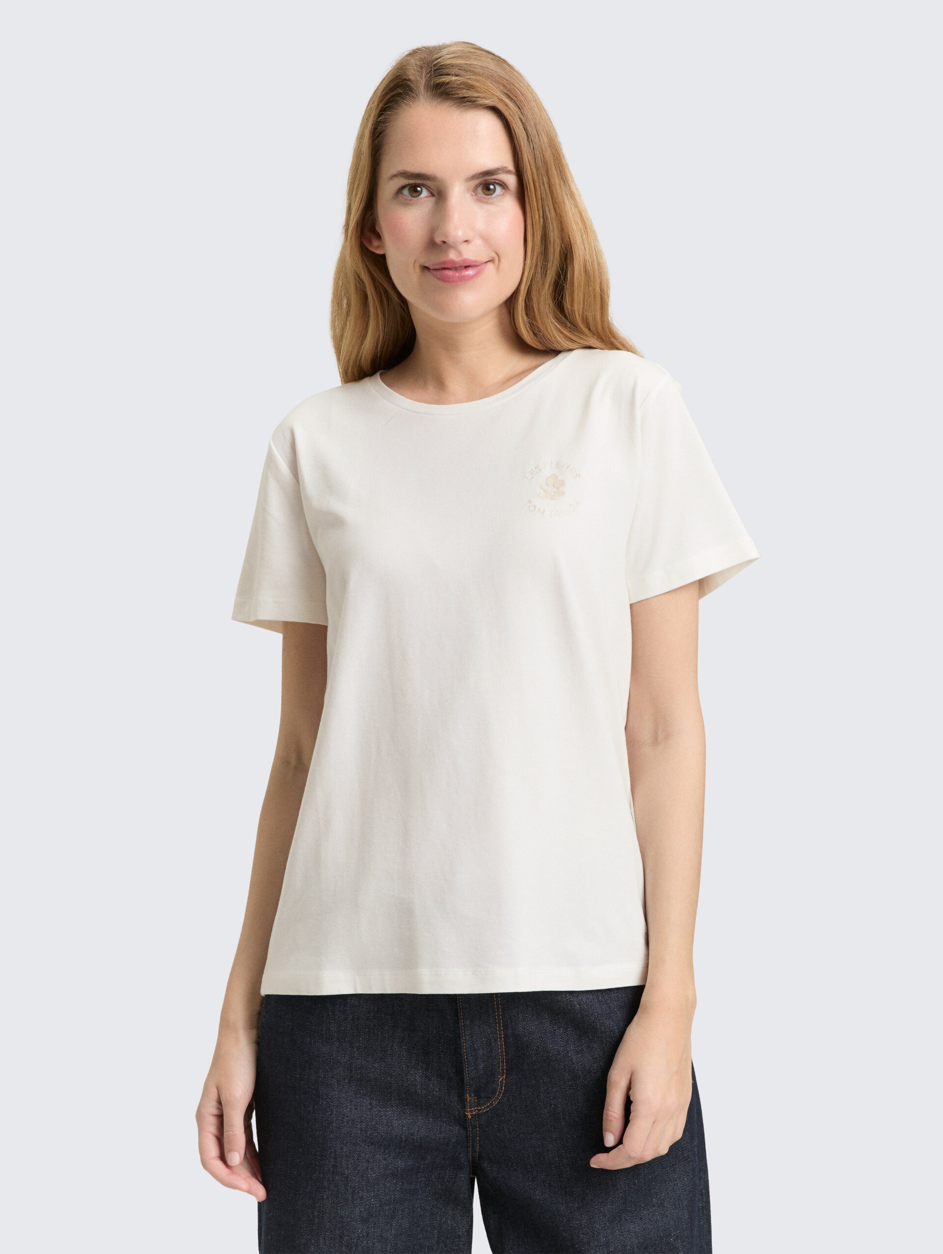 T-Shirt mit Blumen-Stickerei - Whisper White - Ausschnitt Model-Vorderansicht