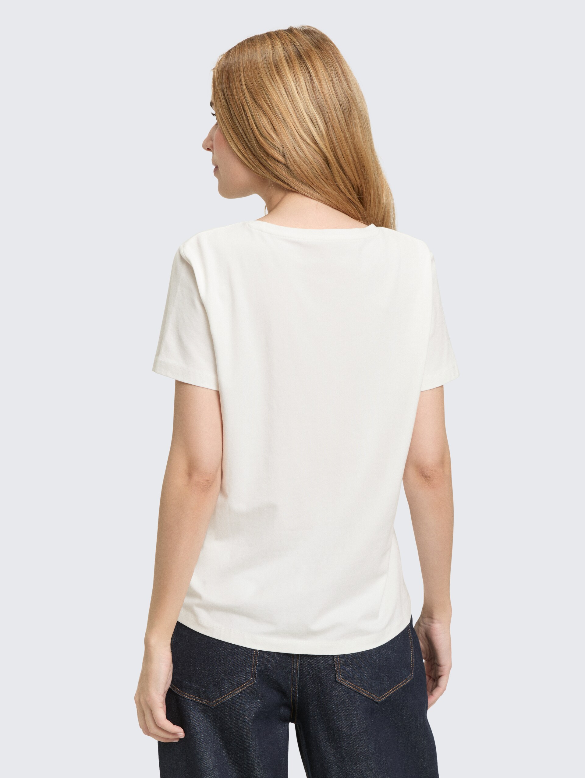 T-Shirt mit Blumen-Stickerei - Whisper White - Auschnitt Model-Rückansicht