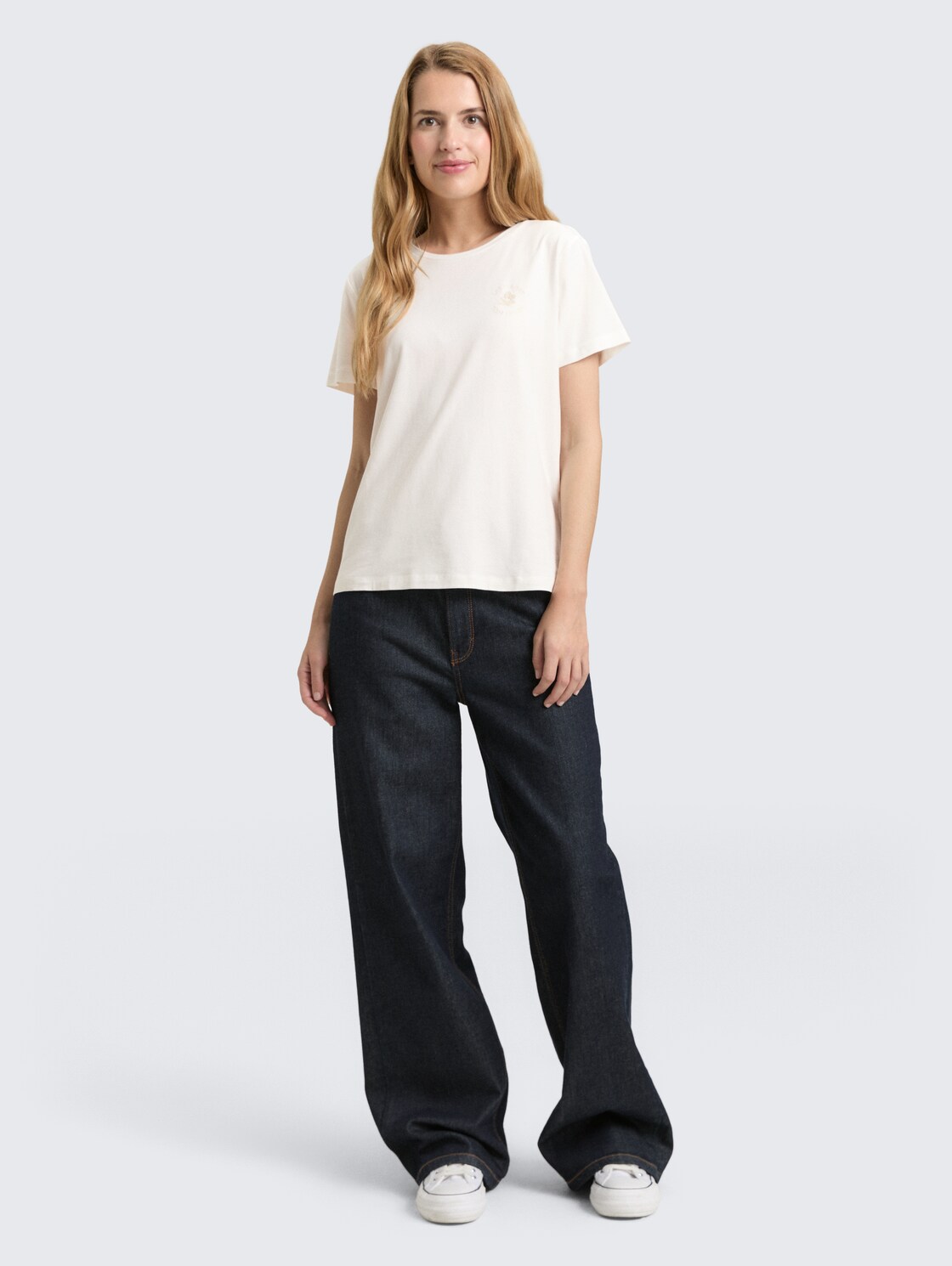 T-Shirt mit Blumen-Stickerei - Whisper White - Model-Vorderansicht