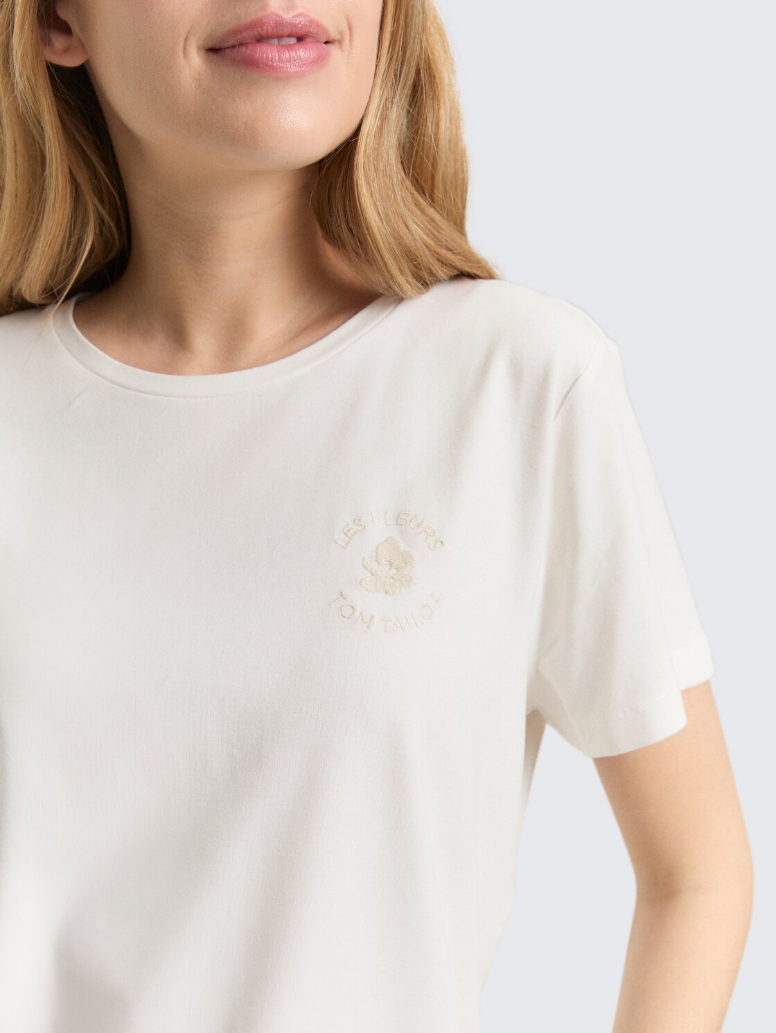 T-Shirt mit Blumen-Stickerei - Whisper White - Detail-Model-Ansicht