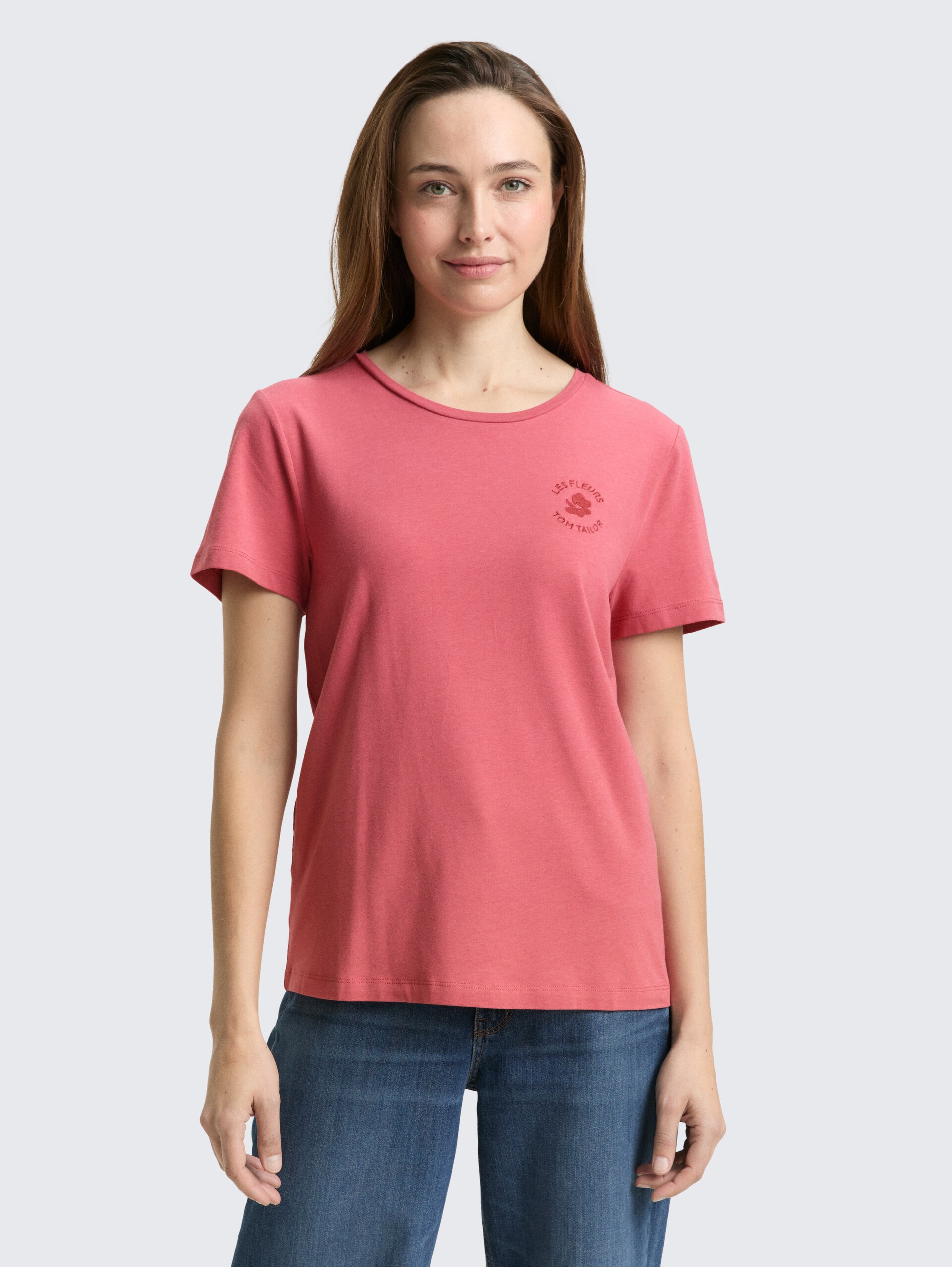 T-Shirt mit Blumen-Stickerei - cozy pink - Ausschnitt Model-Vorderansicht