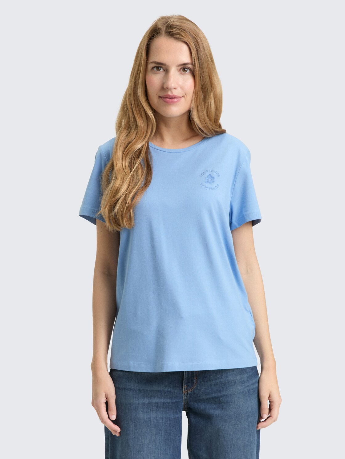 T-Shirt mit Blumen-Stickerei - light fjord blue - Ausschnitt Model-Vorderansicht