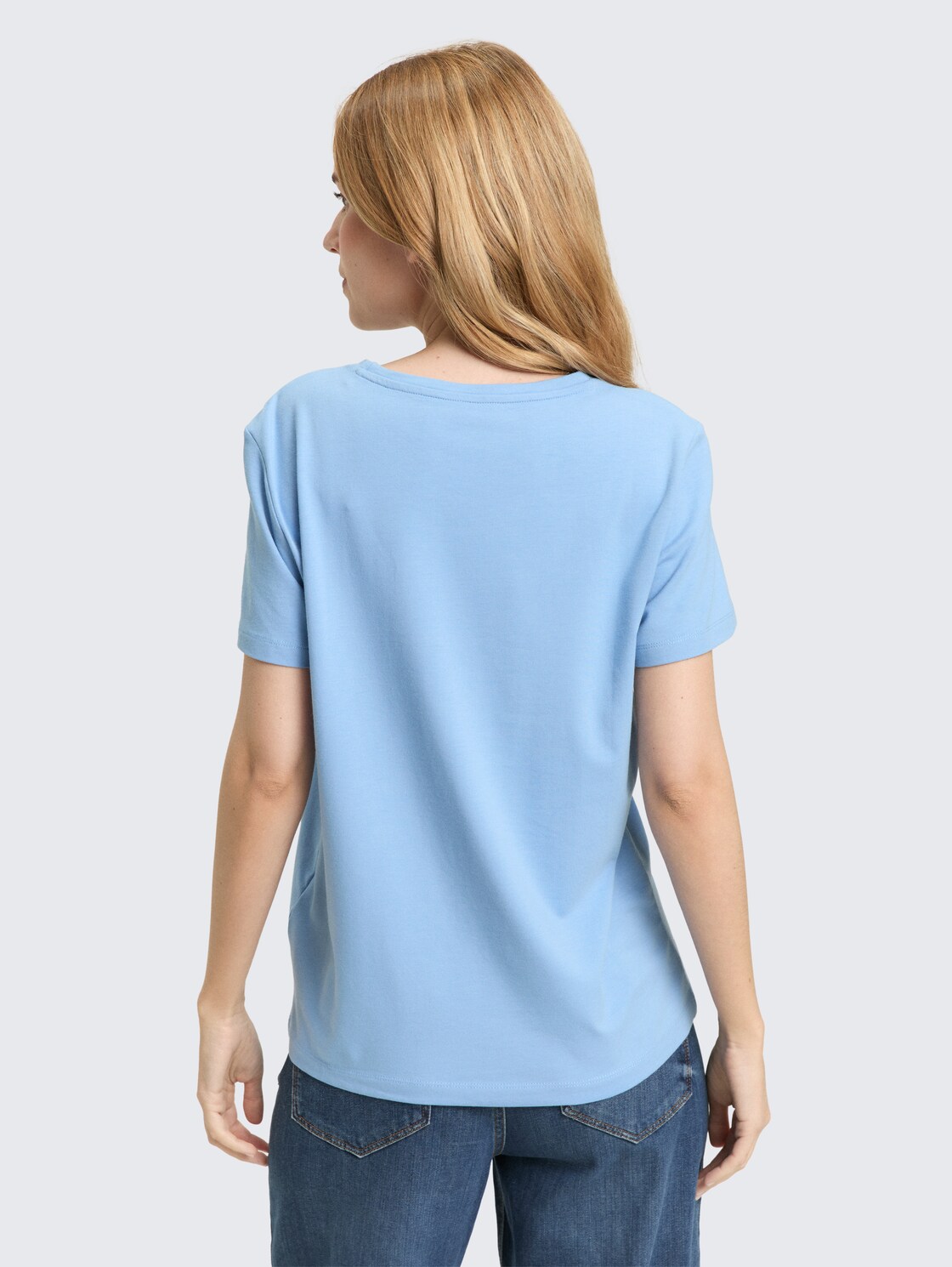 T-Shirt mit Blumen-Stickerei - light fjord blue - Auschnitt Model-Rückansicht