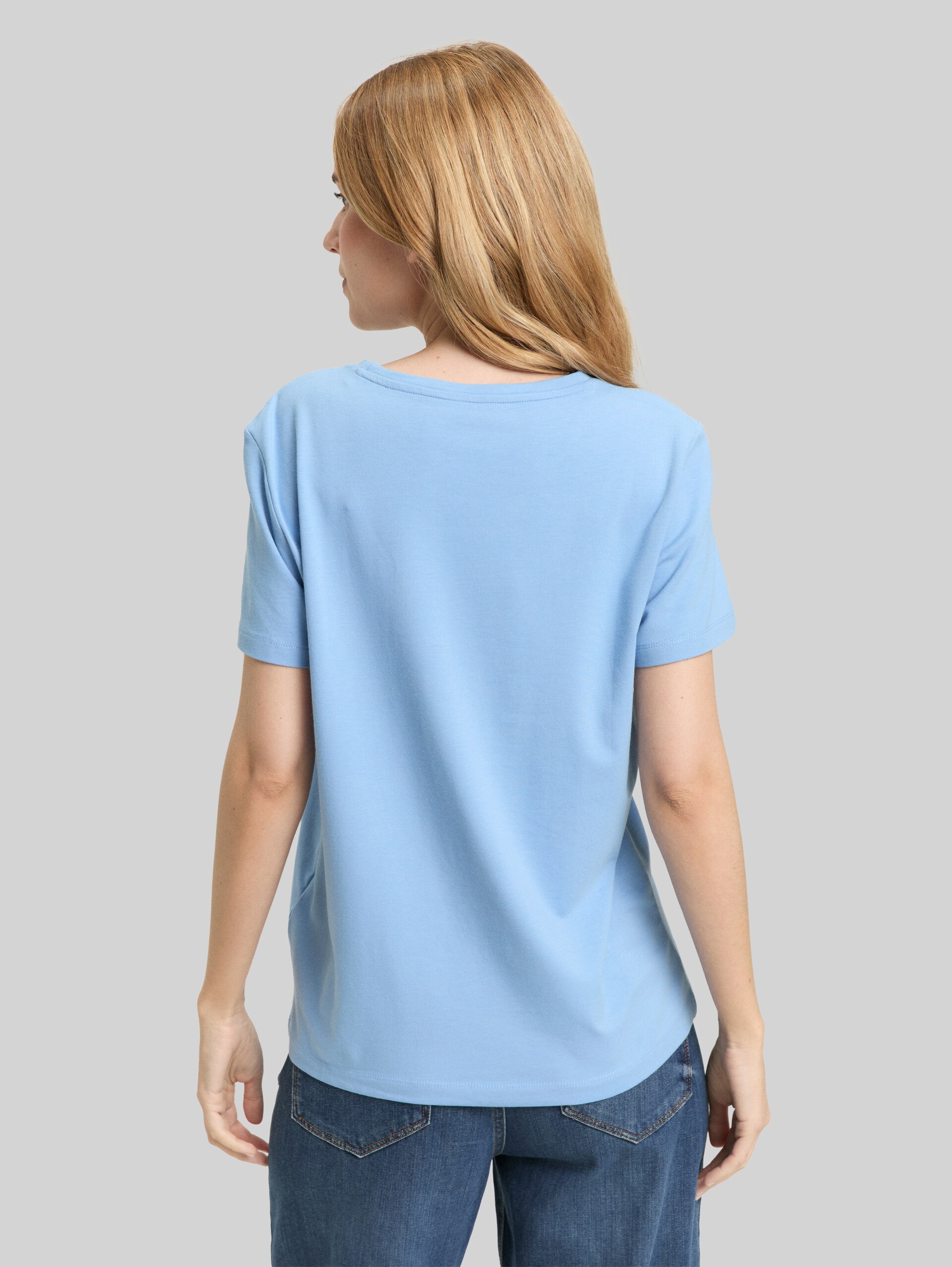 T-shirt with floral embroidery - light fjord blue - Neckline model-back view