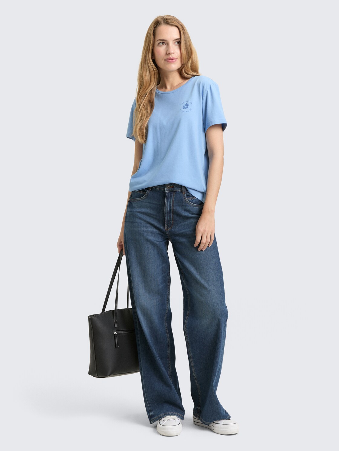 T-Shirt mit Blumen-Stickerei - light fjord blue - Model-Vorderansicht