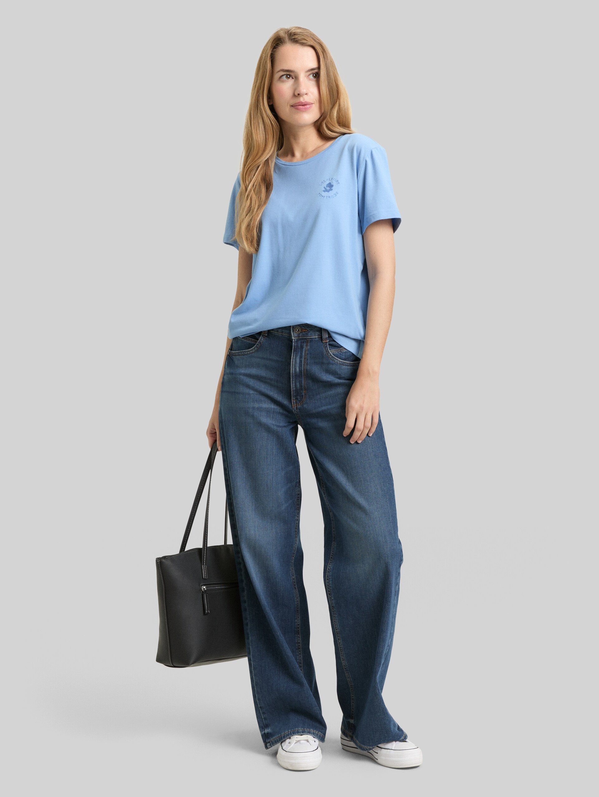 T-shirt with floral embroidery - light fjord blue - Model front view