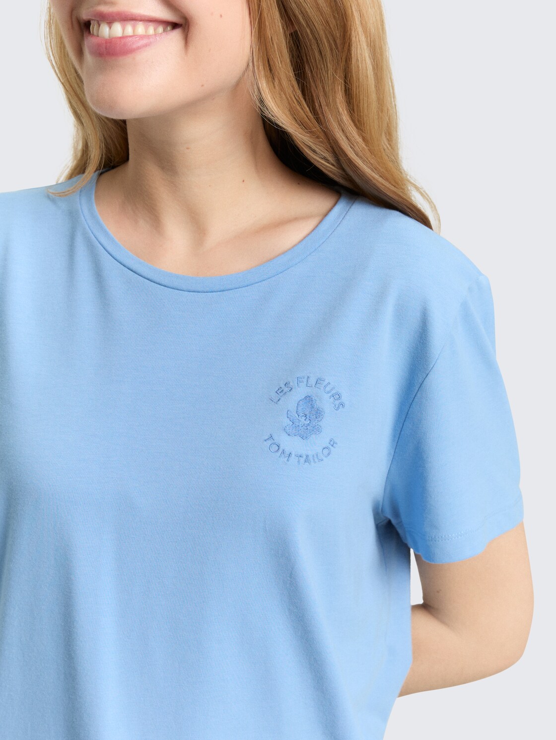 T-Shirt mit Blumen-Stickerei - light fjord blue - Detail-Model-Ansicht