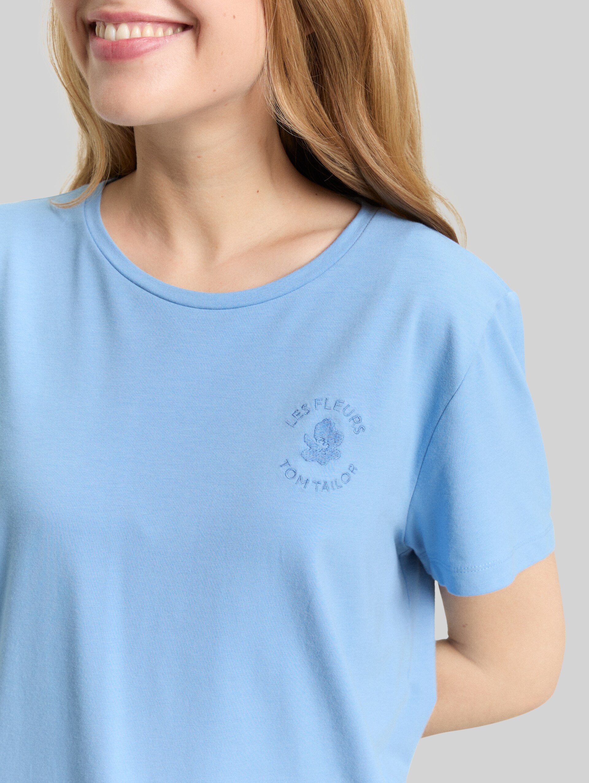 T-shirt with floral embroidery - light fjord blue - Detail model view