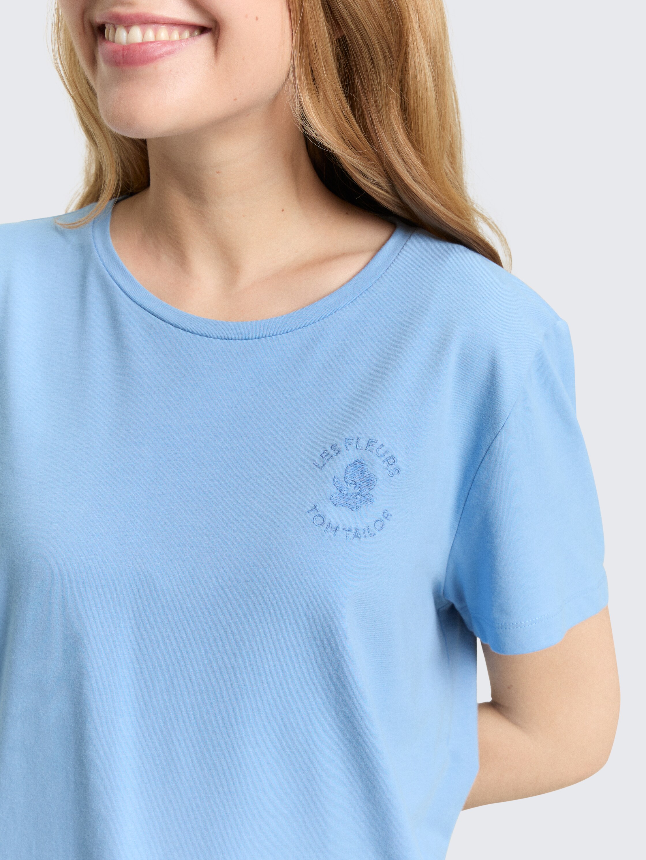 T-Shirt mit Blumen-Stickerei - light fjord blue - Detail-Model-Ansicht