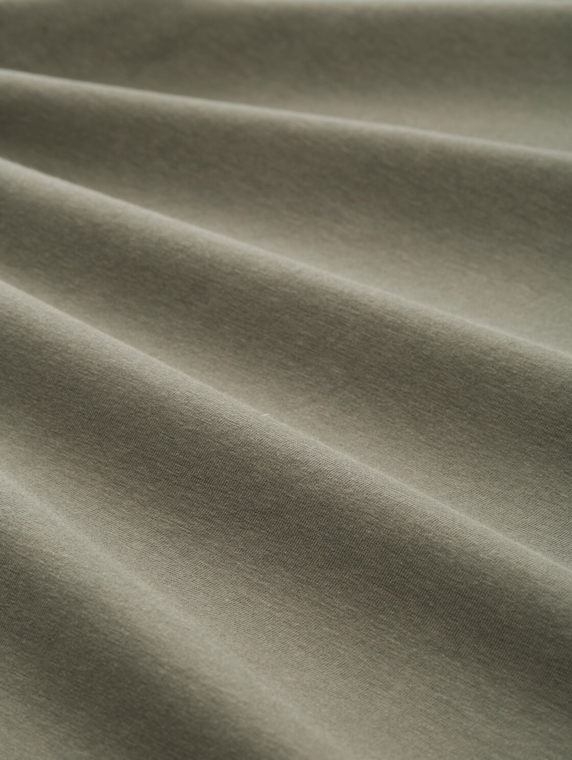 T-Shirt mit Blumen-Stickerei - cloudy green - Material-Ansicht