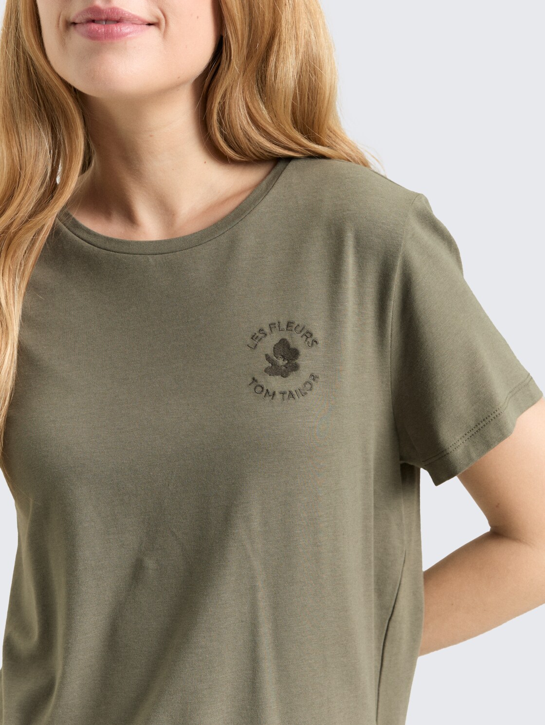 T-Shirt mit Blumen-Stickerei - cloudy green - Detail-Model-Ansicht