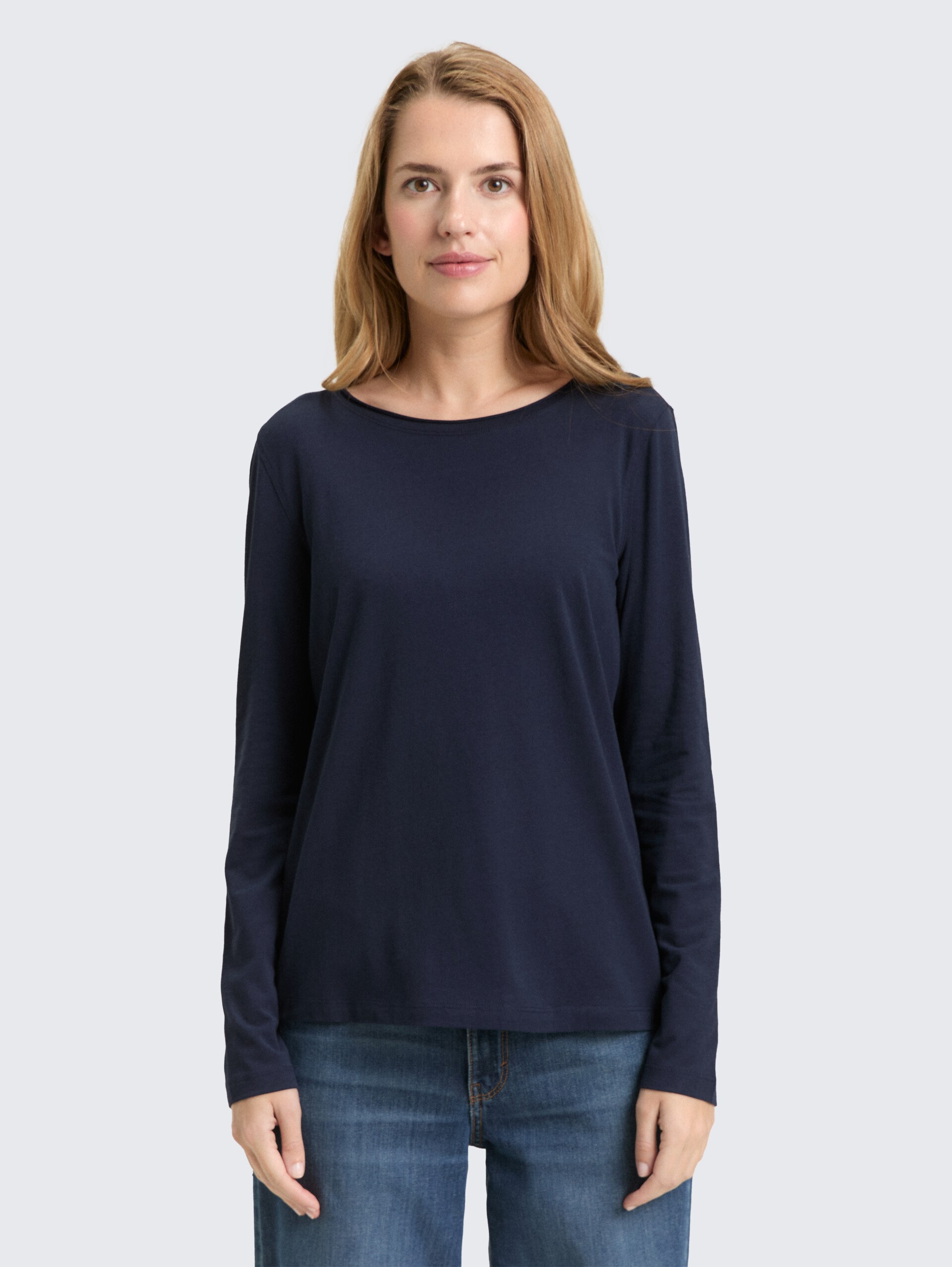 Basic Langarmshirt - sky captain blue - Ausschnitt Model-Vorderansicht