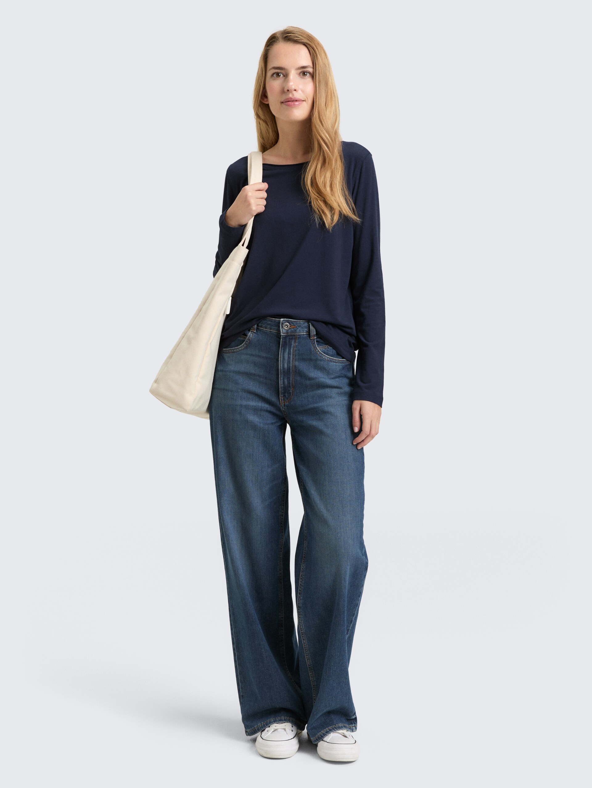 Basic Langarmshirt - sky captain blue - Model-Vorderansicht